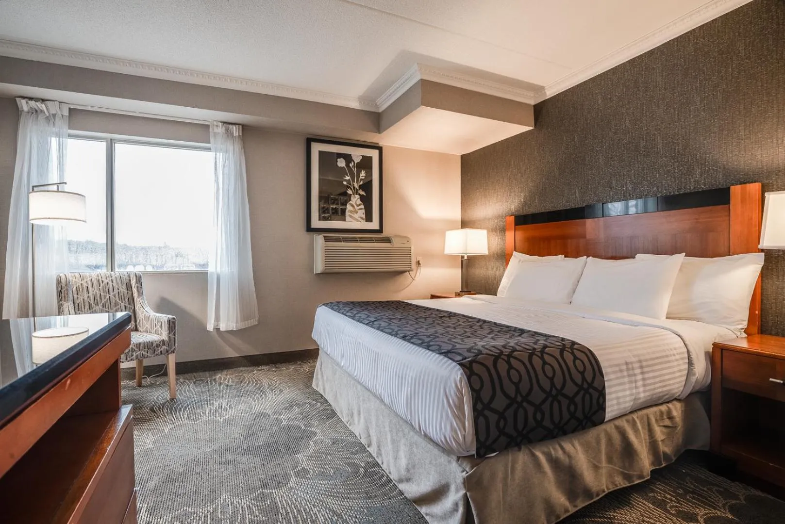 Bed in Monte Carlo Inn Barrie - Newly Renovated