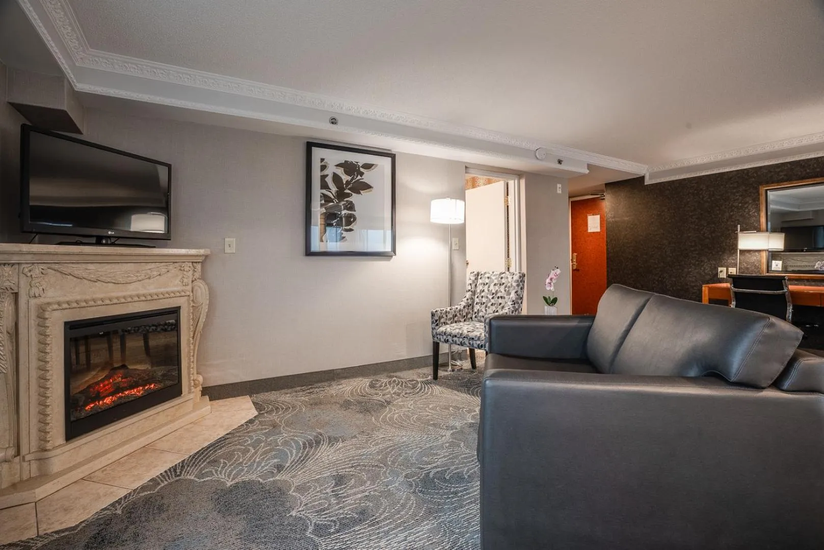 Living room in Monte Carlo Inn Barrie - Newly Renovated