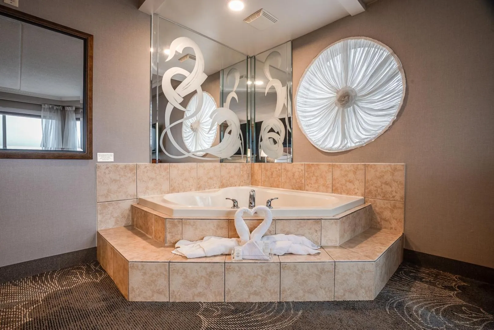 Bath in Monte Carlo Inn Barrie - Newly Renovated