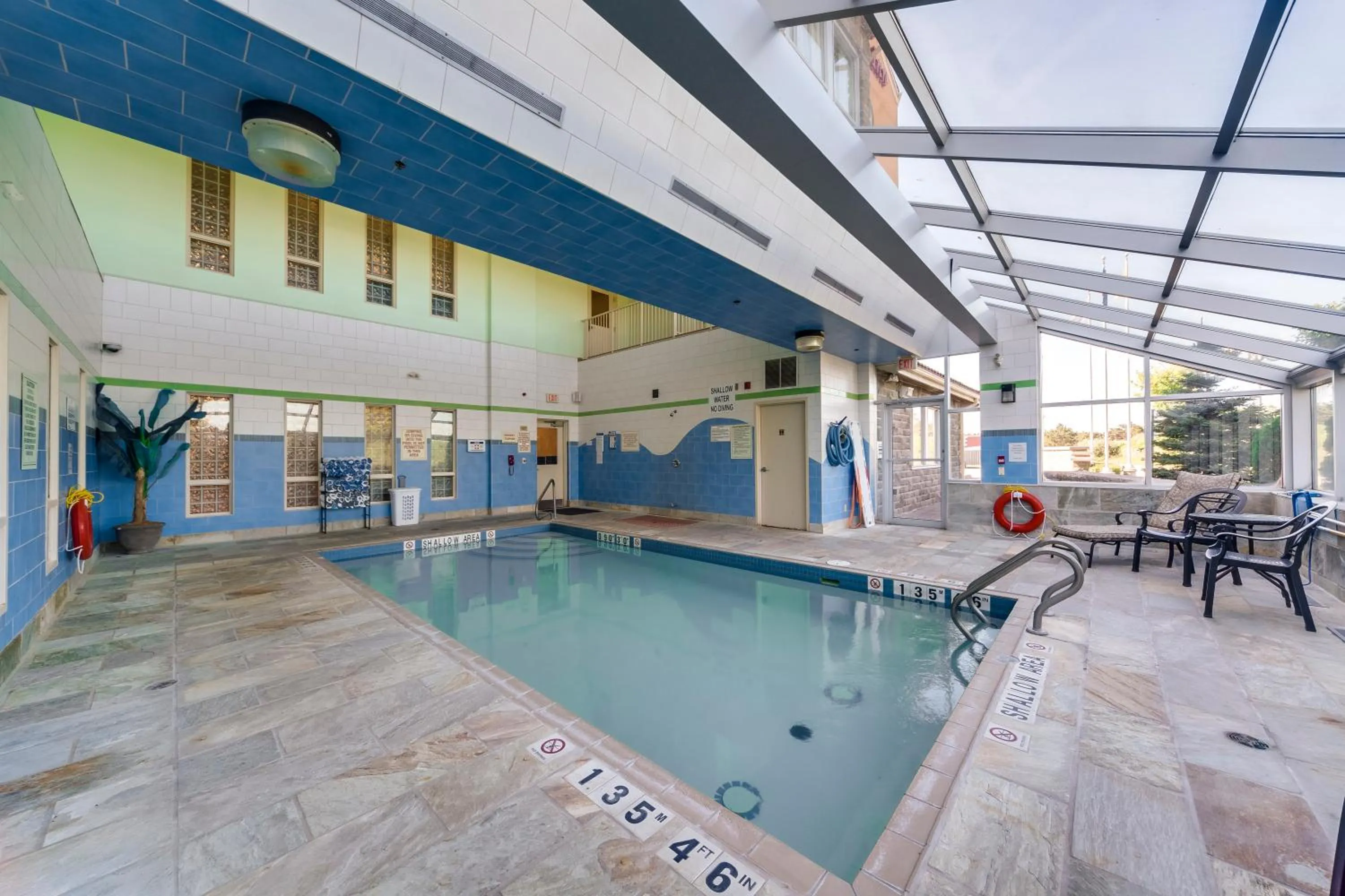 Swimming pool in Monte Carlo Inn Barrie - Newly Renovated