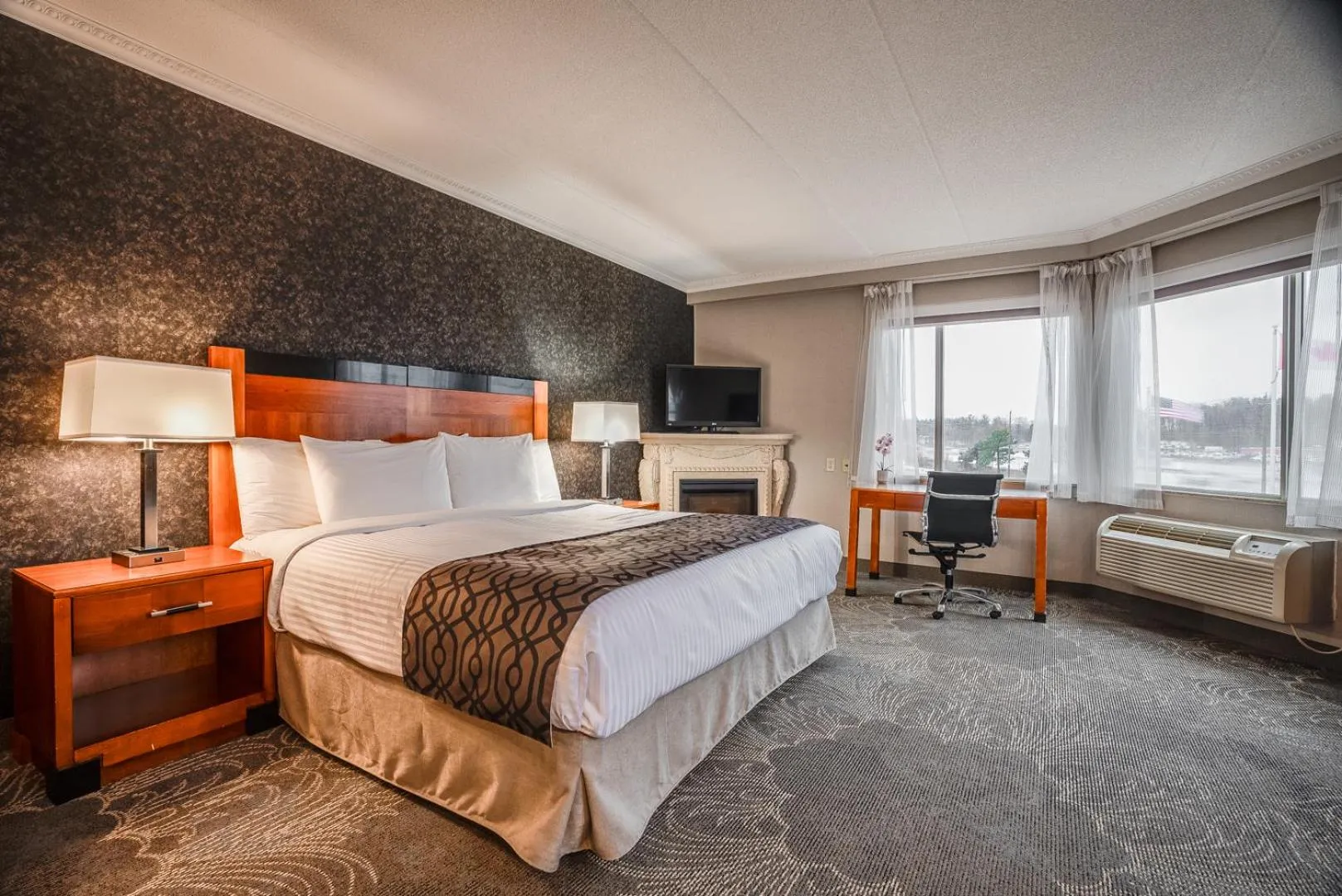 Bed in Monte Carlo Inn Barrie - Newly Renovated
