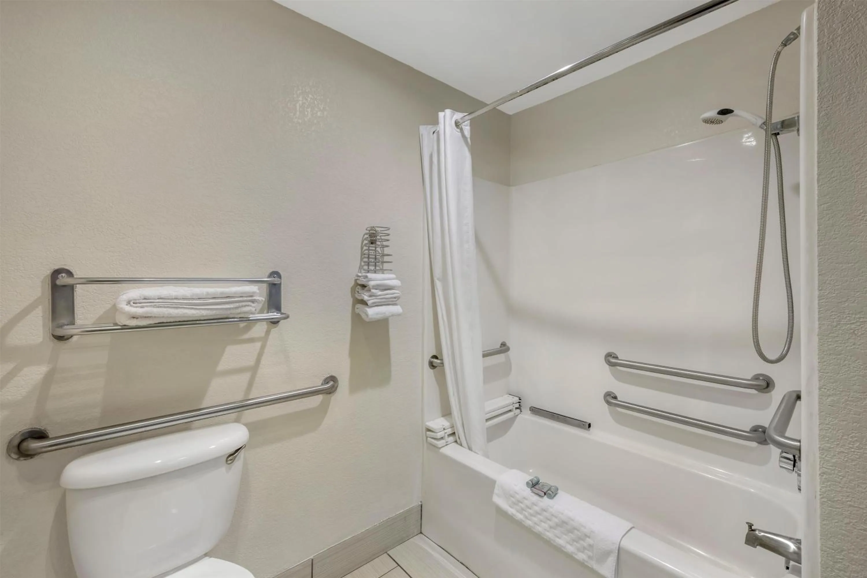 Bathroom in Best Western Port Columbus