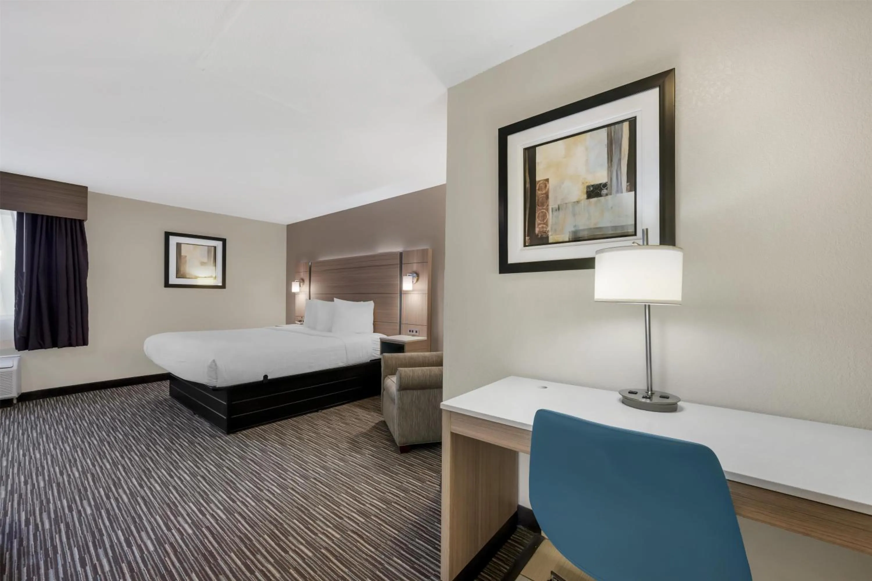 Bedroom, Bed in Best Western Port Columbus