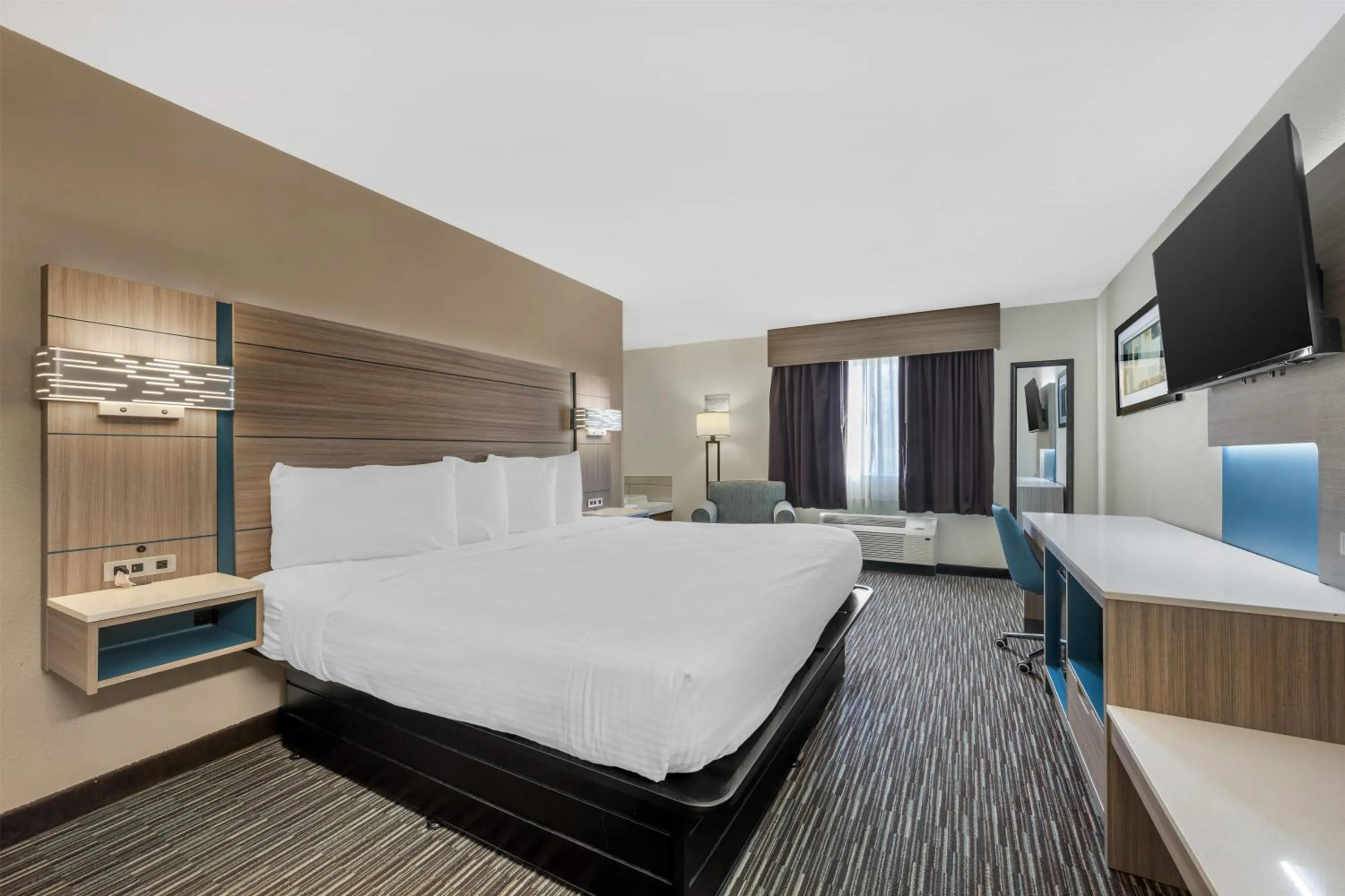 Bedroom, Bed in Best Western Port Columbus