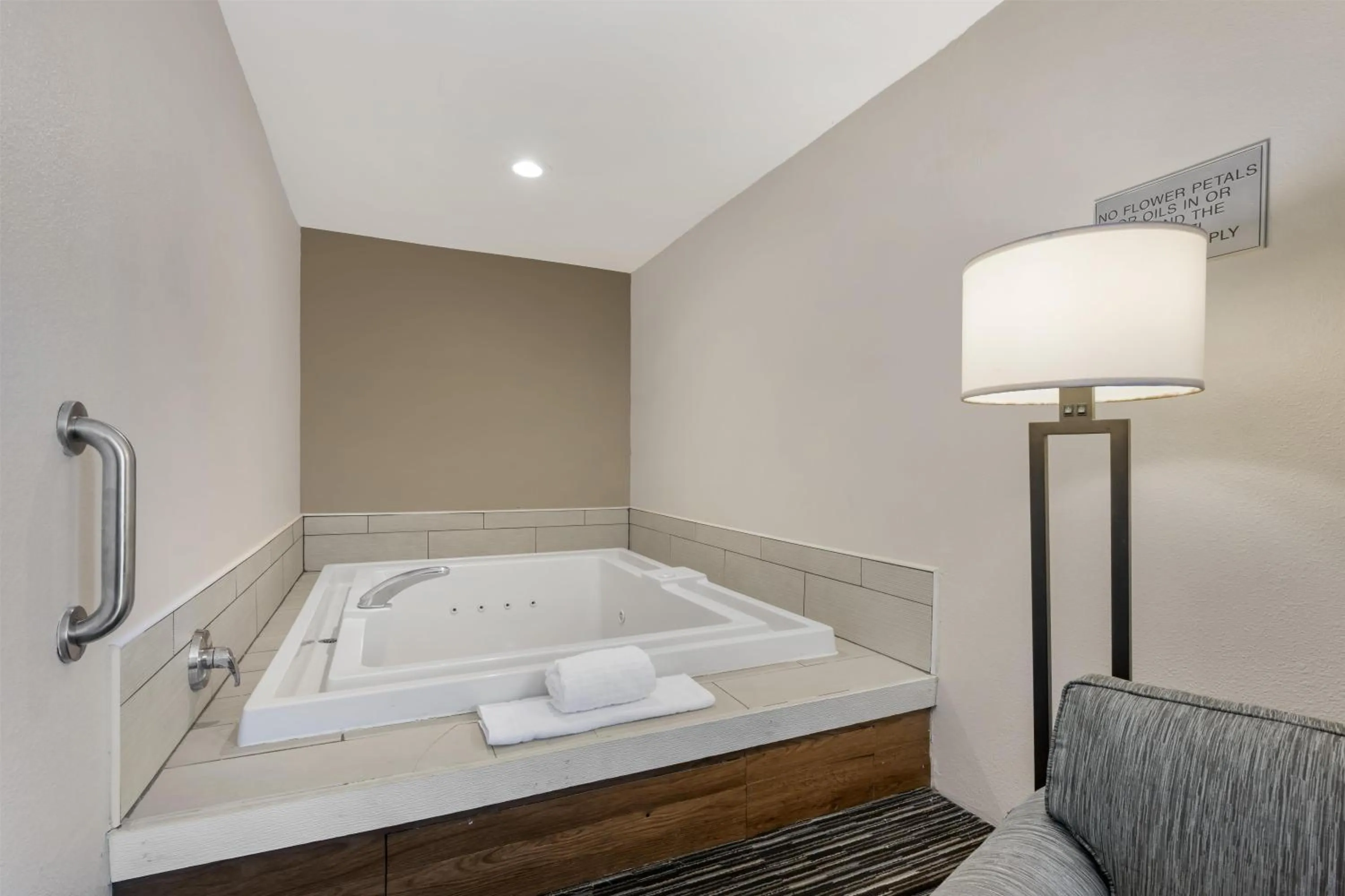 Bedroom, Bed in Best Western Port Columbus