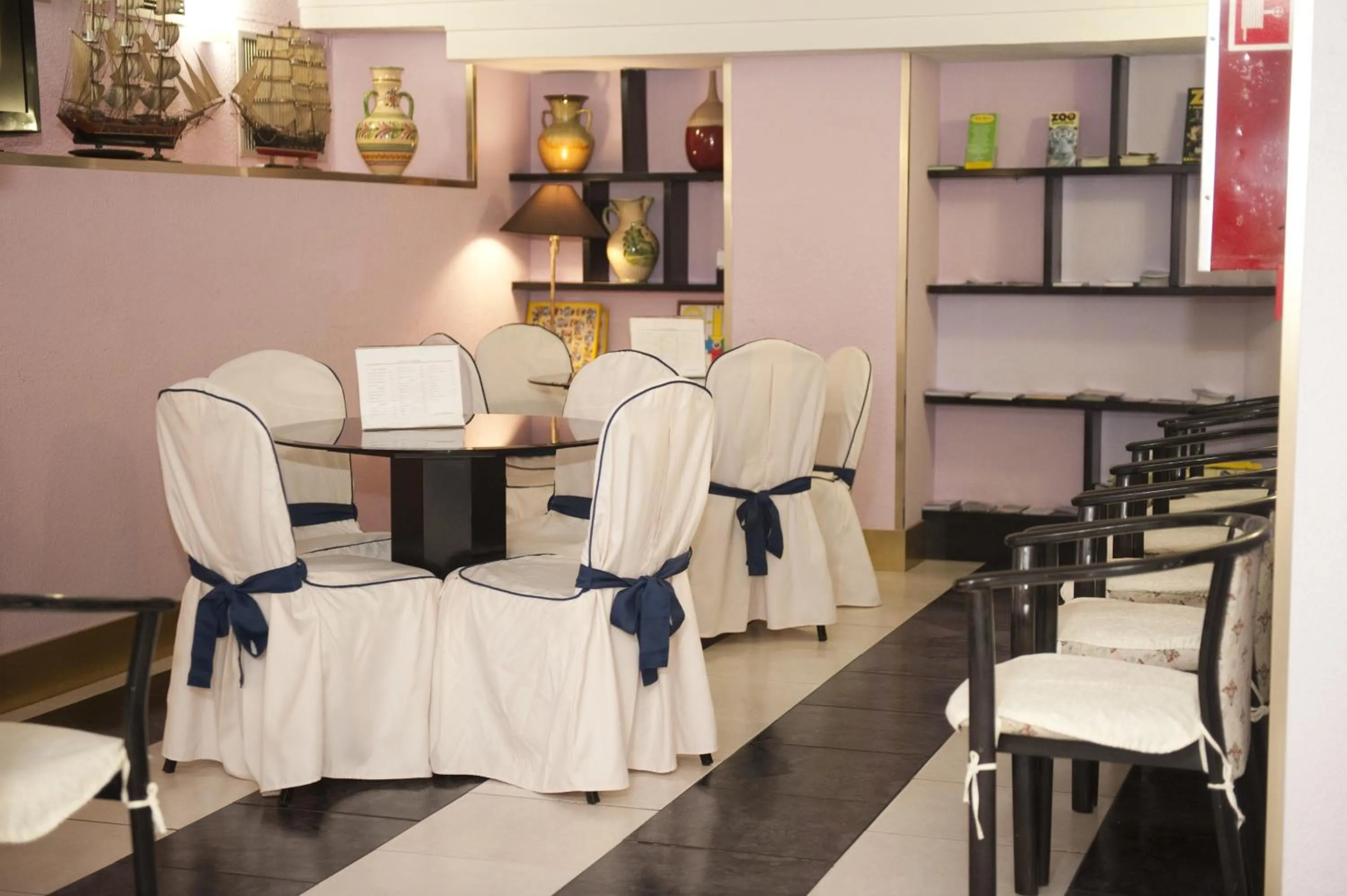 Communal lounge/ TV room in Hotel Arha Santander