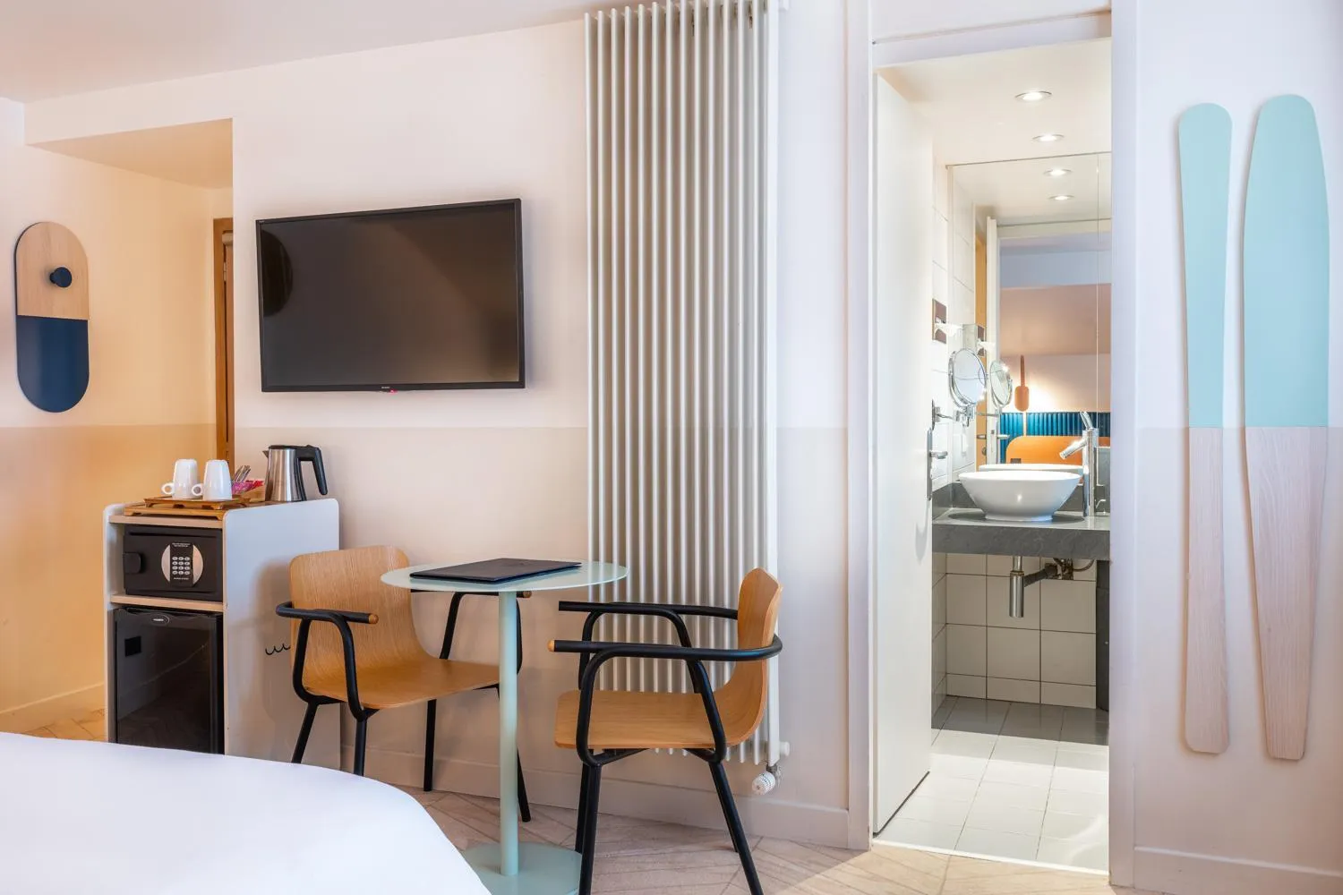 Bathroom, Bed in Hôtel du Palais de l'Isle