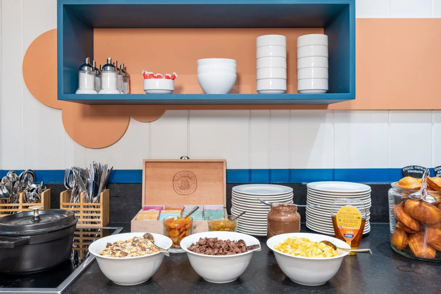 Buffet breakfast in Hôtel du Palais de l'Isle