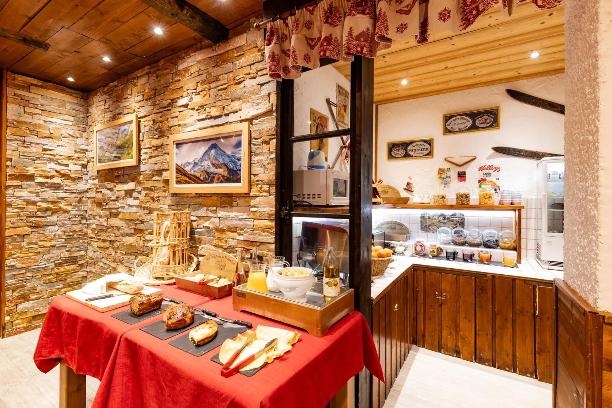 Buffet breakfast in Les Glières - Champagny-en-Vanoise