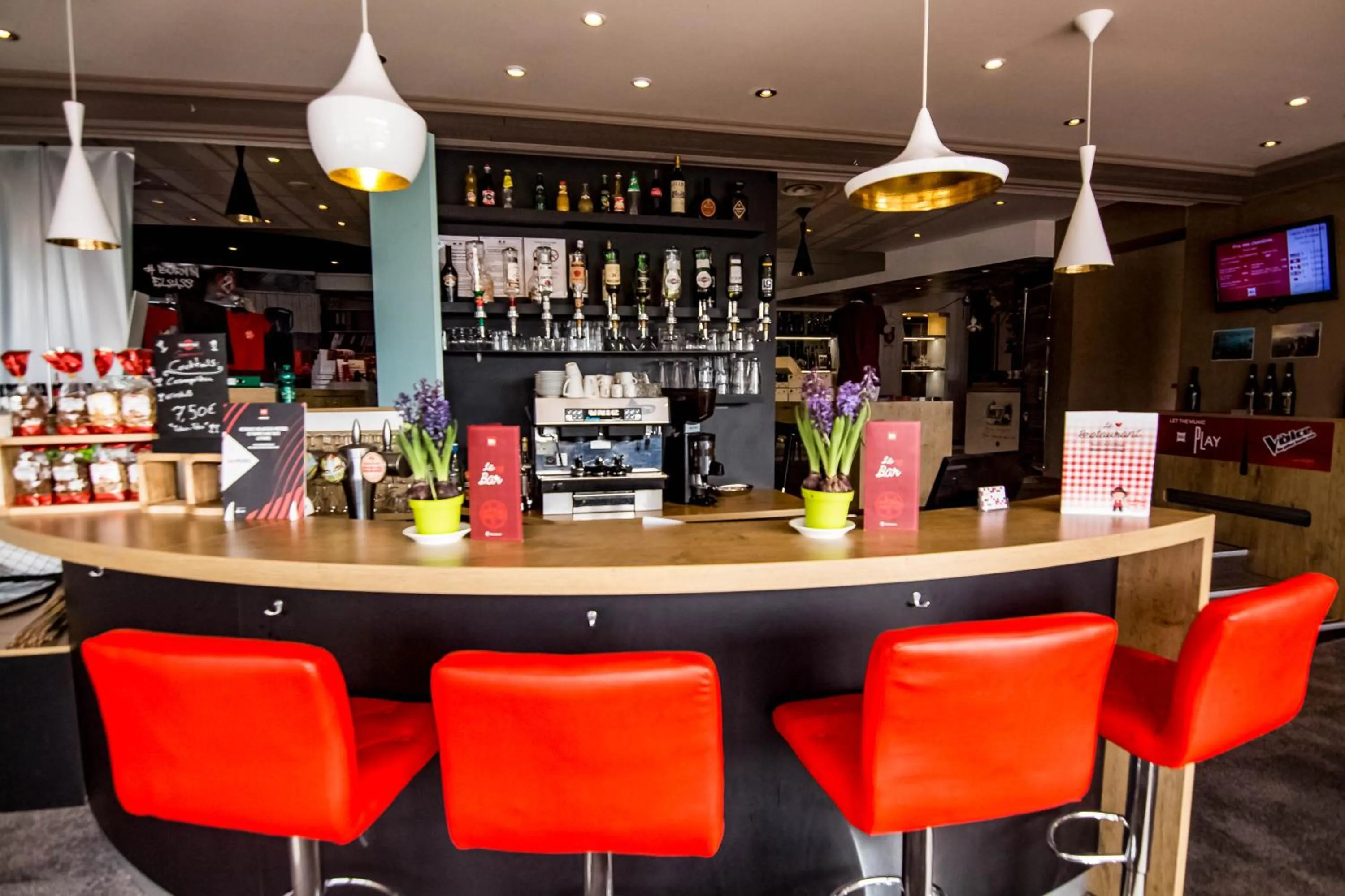 Lounge or bar in ibis Colmar Est - Hotel Restaurant en Alsace