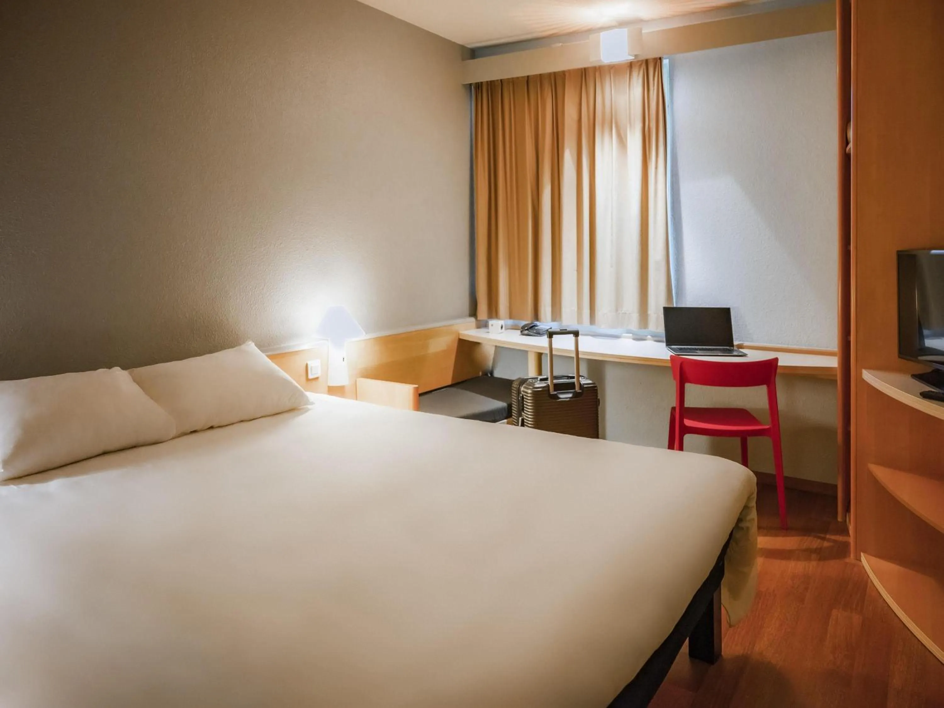 Bedroom, Bed in ibis Colmar Est - Hotel Restaurant en Alsace