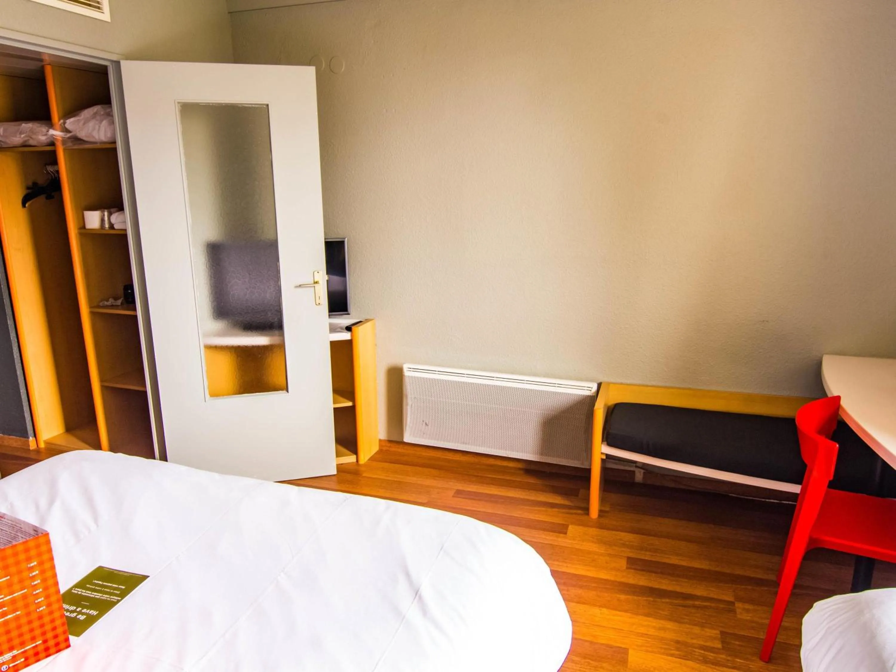 Bedroom, Bed in ibis Colmar Est - Hotel Restaurant en Alsace