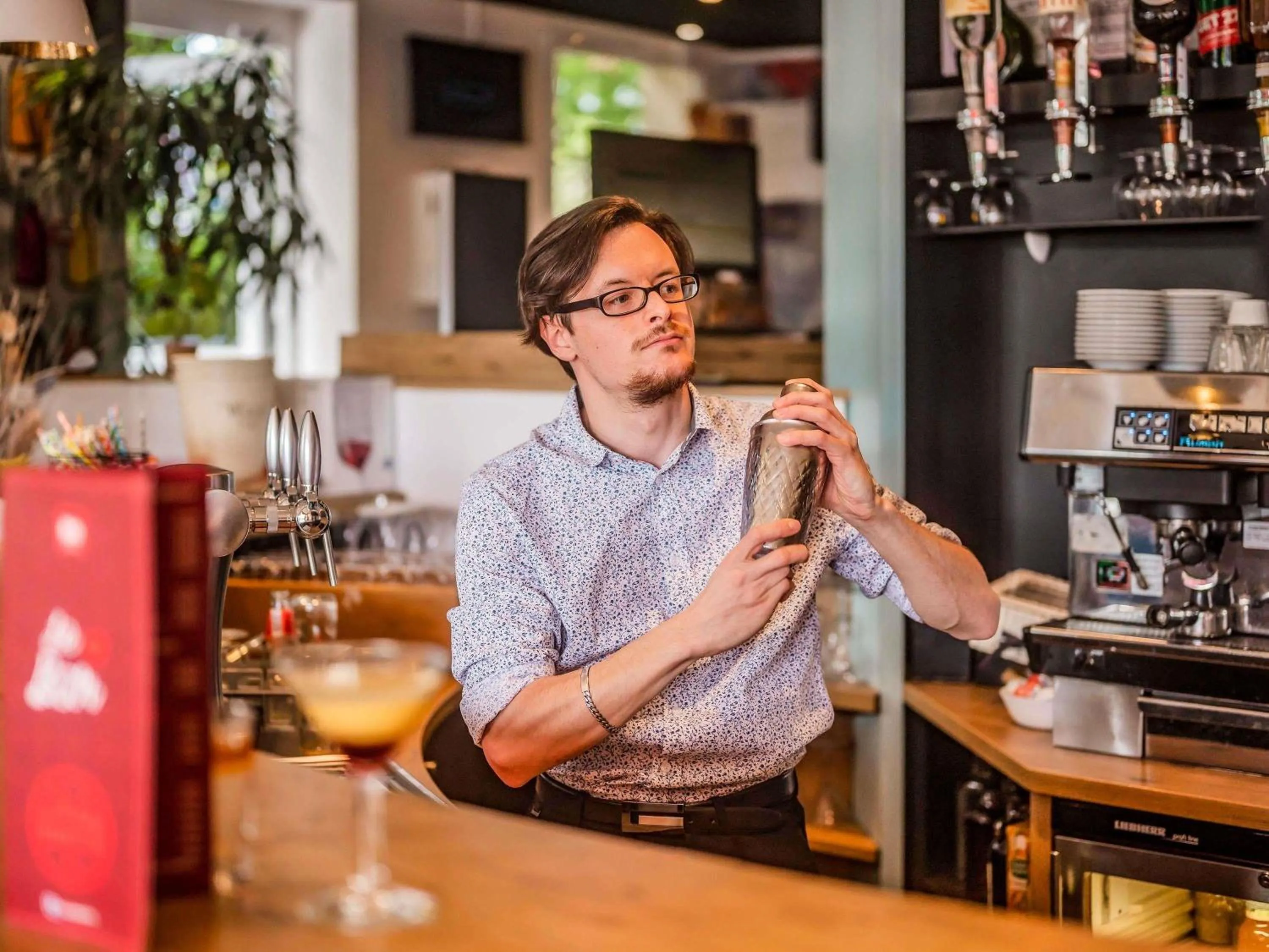 Lounge or bar in ibis Colmar Est - Hotel Restaurant en Alsace