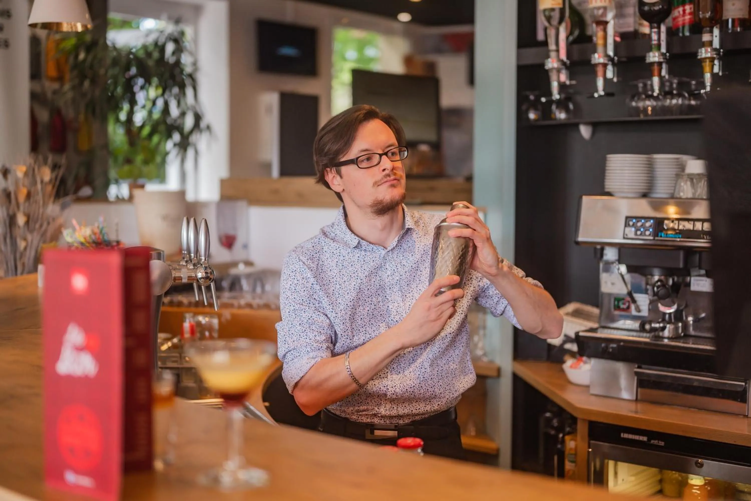 Lounge or bar in ibis Colmar Est - Hotel Restaurant en Alsace