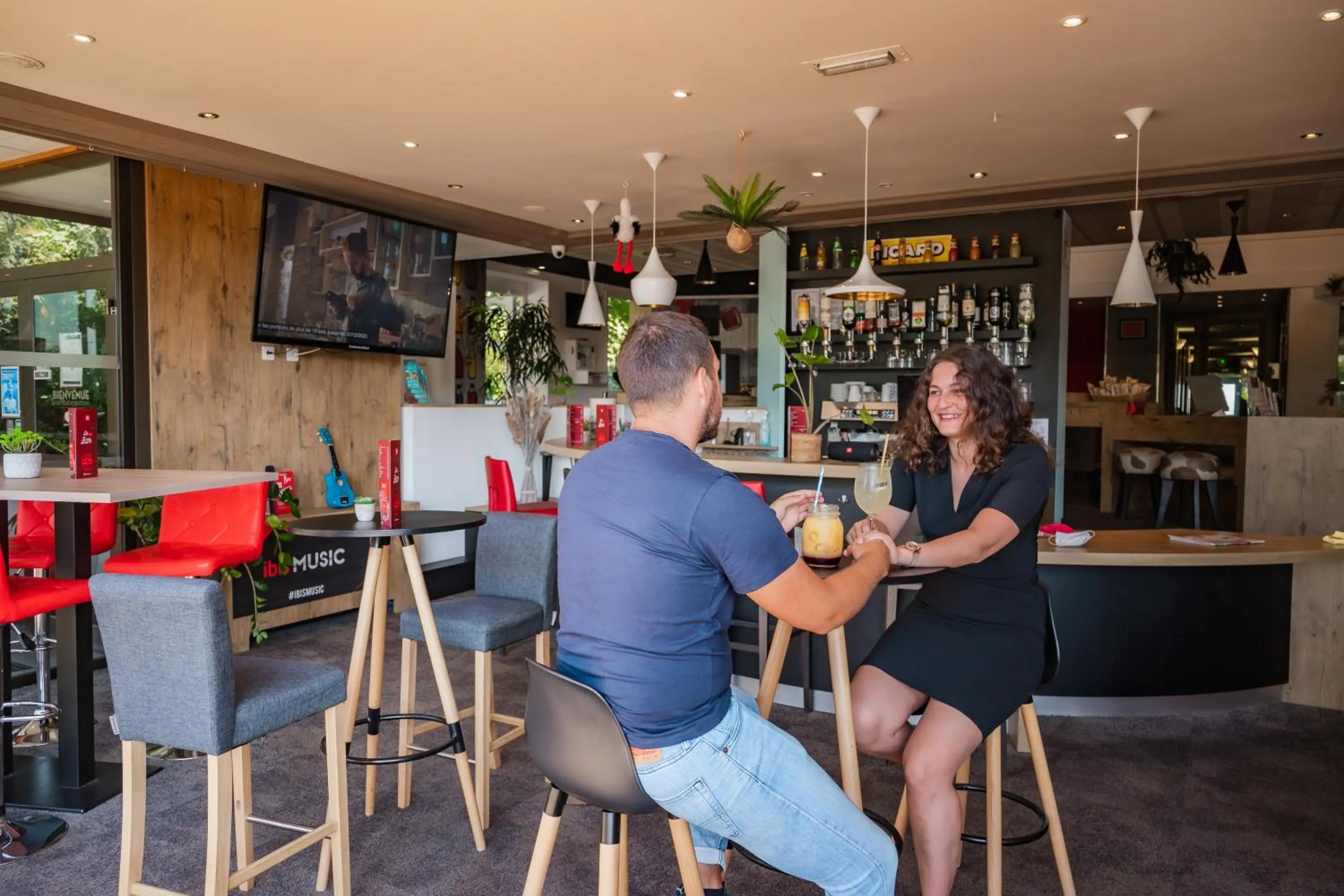 Lounge or bar in ibis Colmar Est - Hotel Restaurant en Alsace