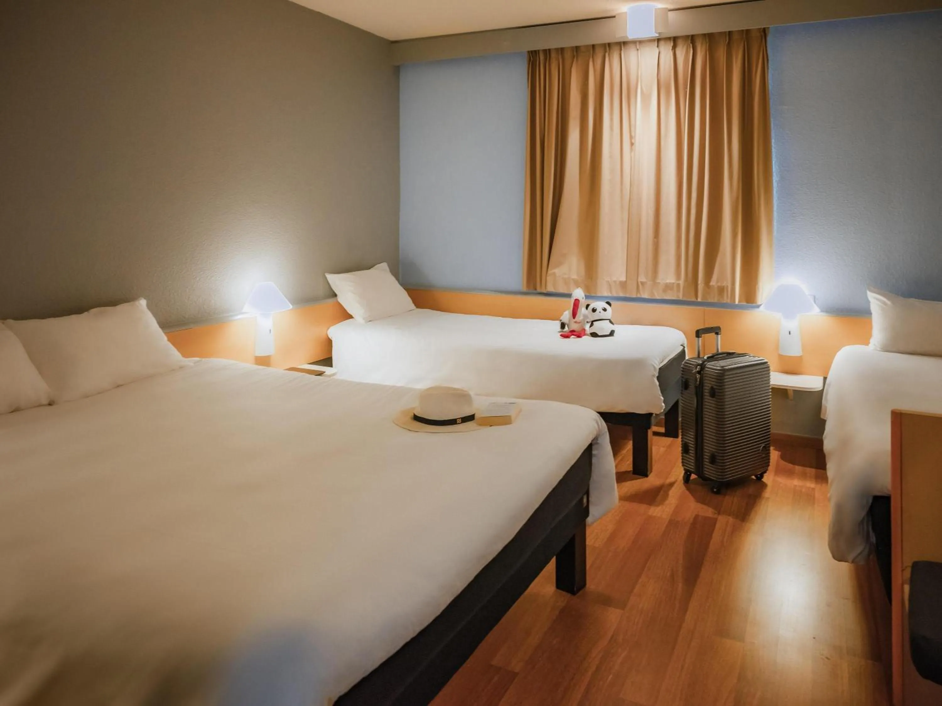 Bedroom, Bed in ibis Colmar Est - Hotel Restaurant en Alsace