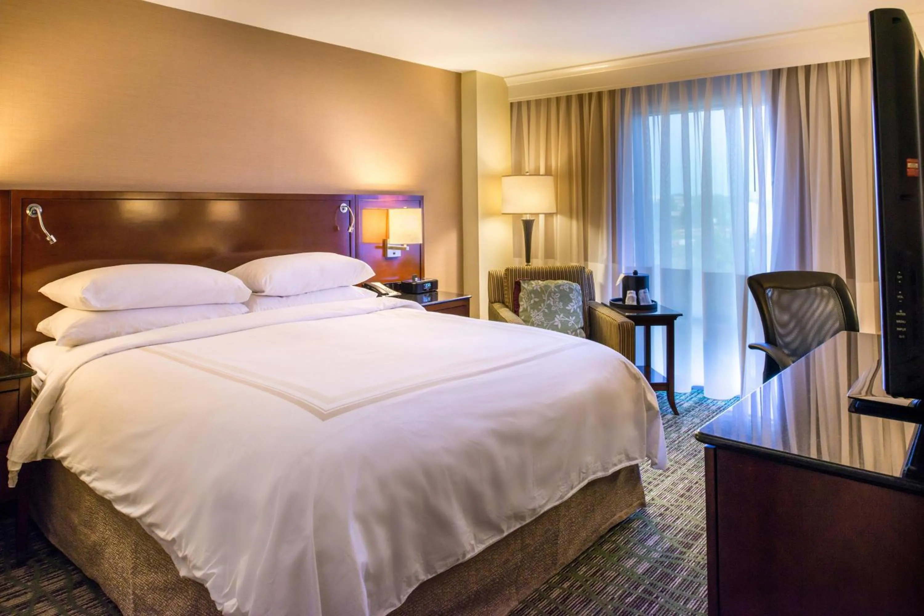 Photo of the whole room, Bed in Marriott Memphis East