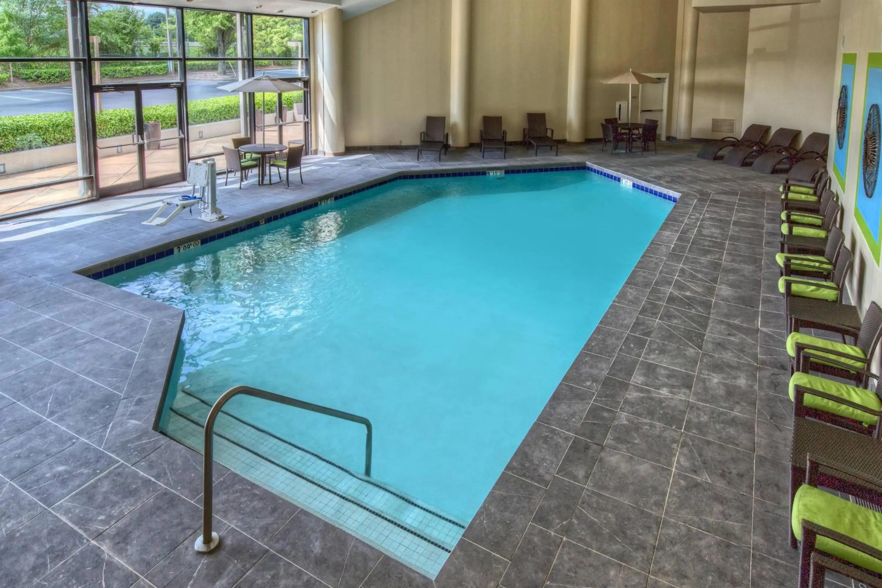 Swimming pool in Marriott Memphis East