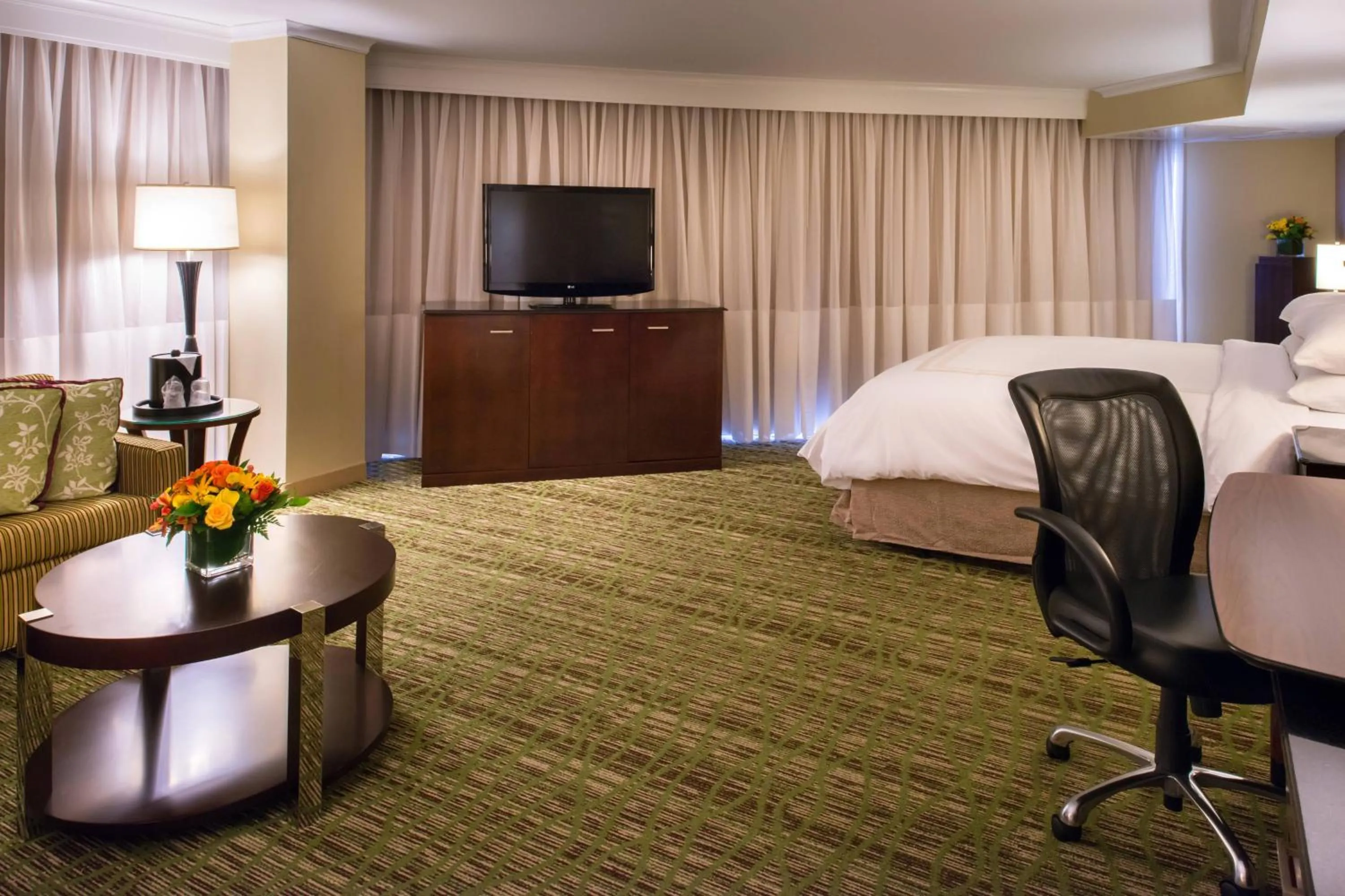 Photo of the whole room, Bed in Marriott Memphis East