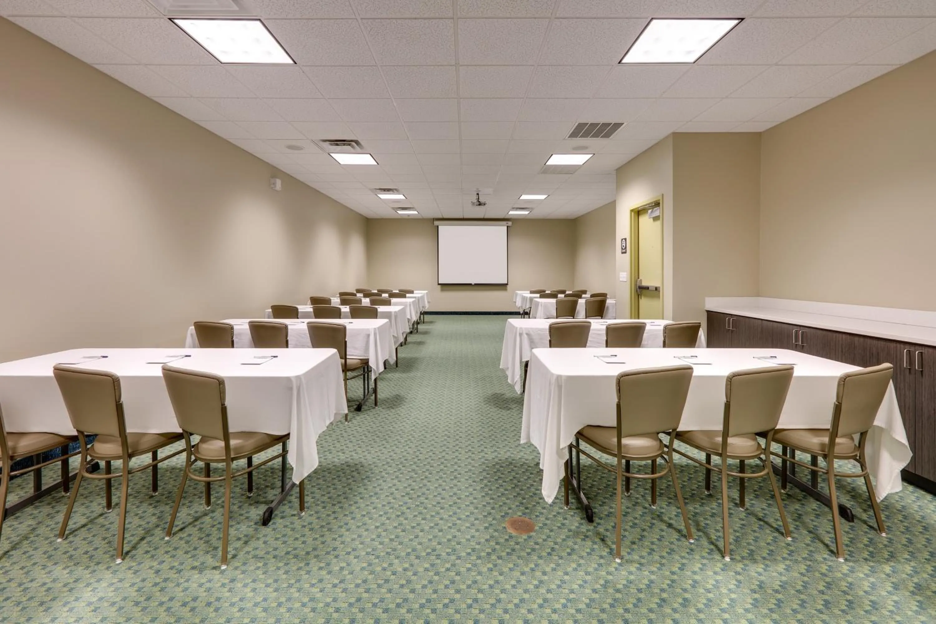 Meeting/conference room in Candlewood Suites Salina by IHG