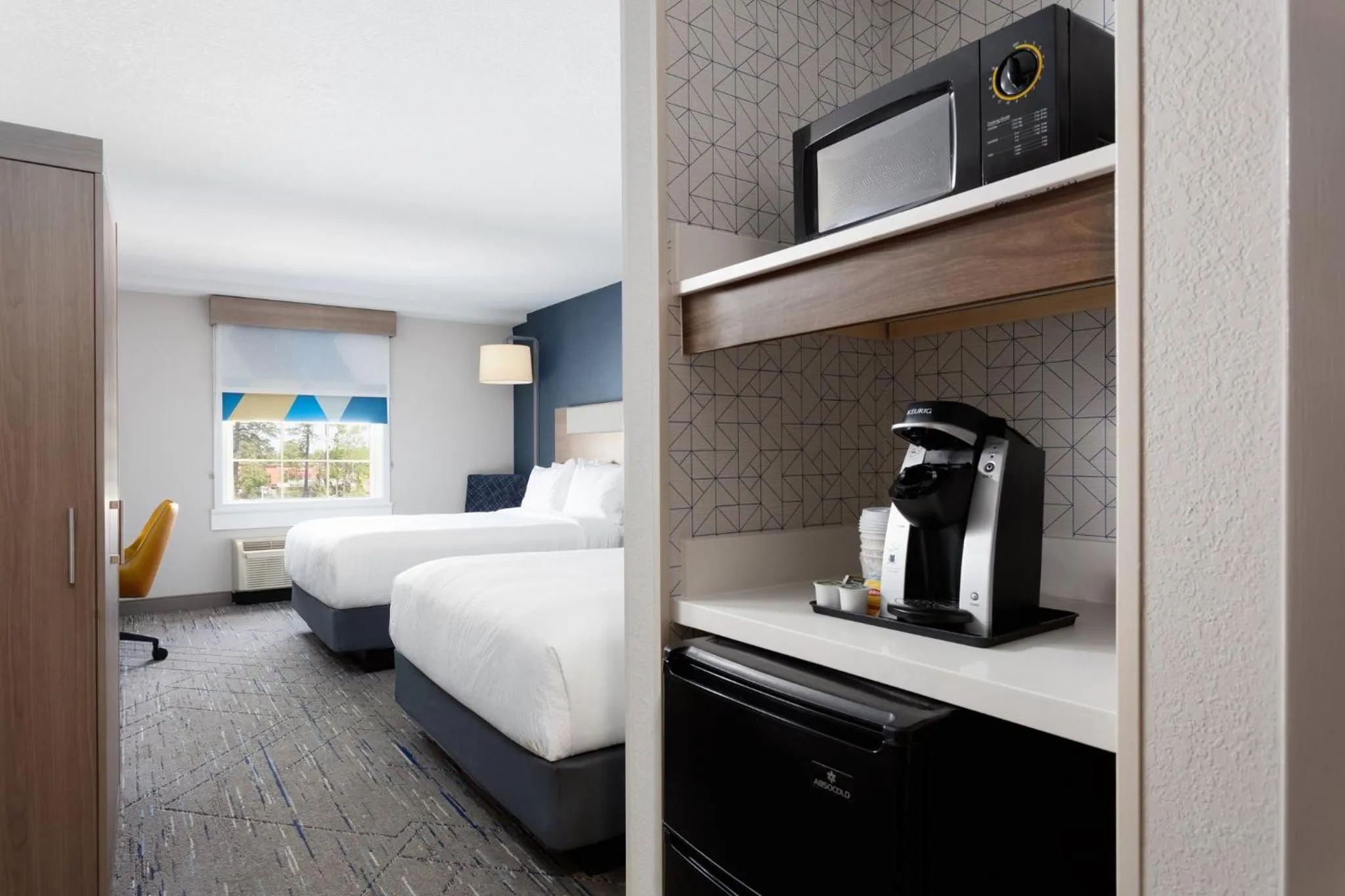 Photo of the whole room, Bed in Holiday Inn Express & Suites Williamsburg by IHG