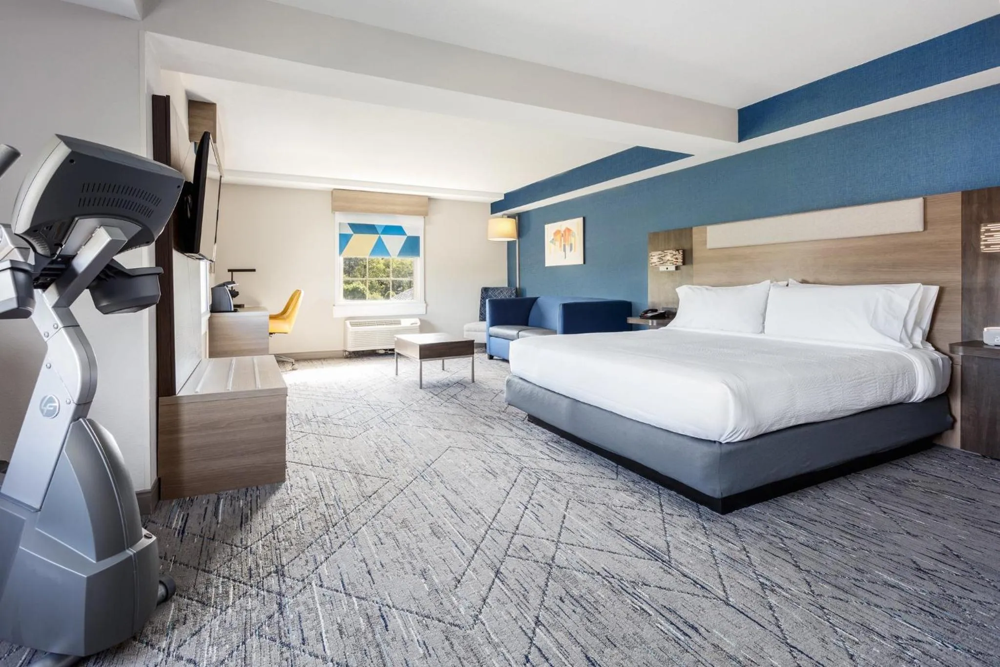 Photo of the whole room, Bed in Holiday Inn Express & Suites Williamsburg by IHG