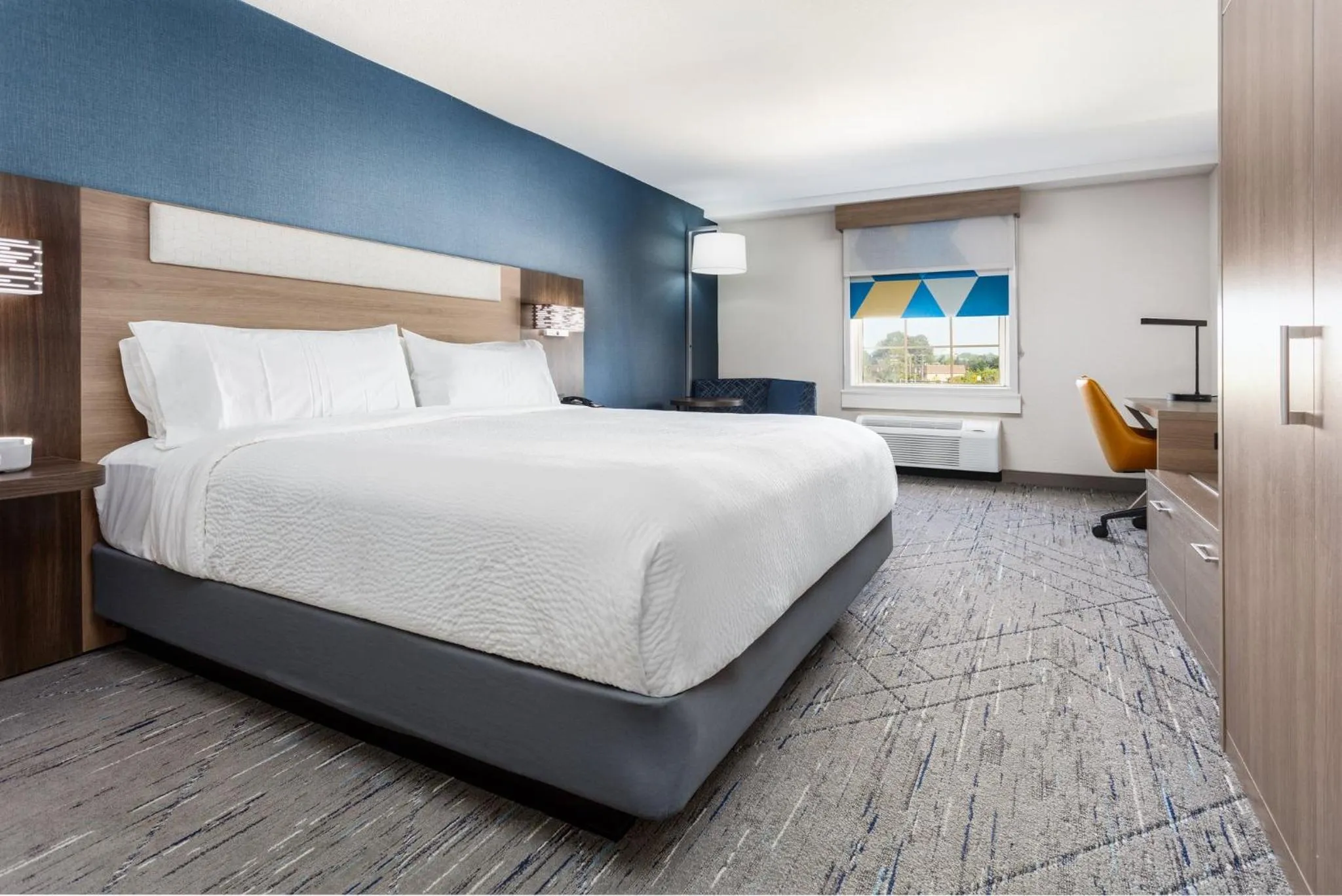 Photo of the whole room, Bed in Holiday Inn Express & Suites Williamsburg by IHG