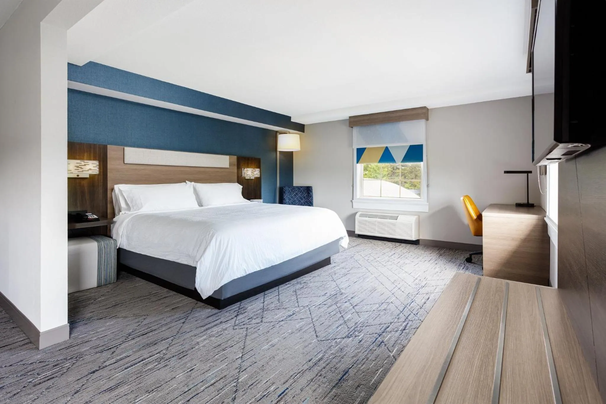 Photo of the whole room, Bed in Holiday Inn Express & Suites Williamsburg by IHG