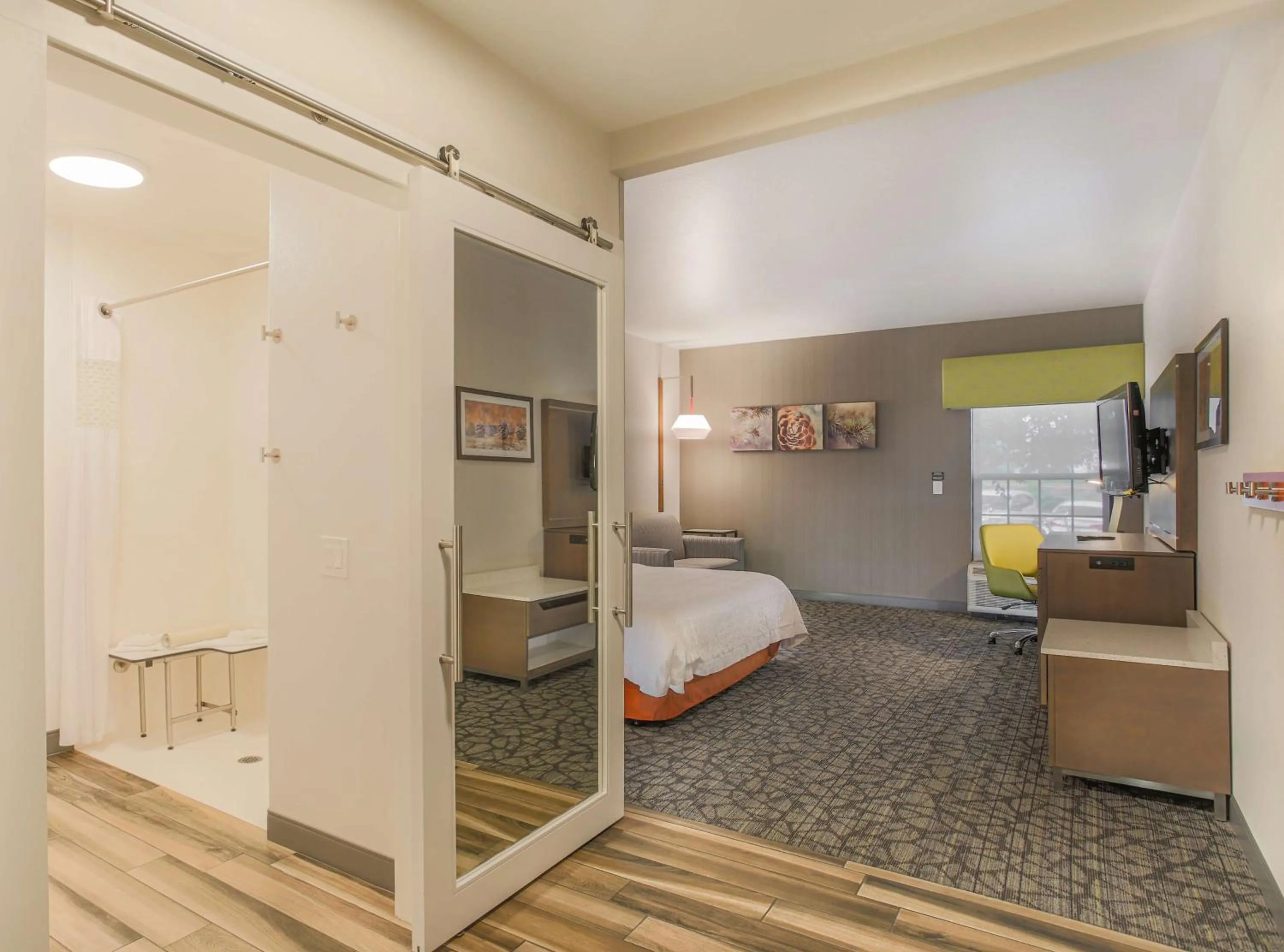 Bathroom, Bed in Hampton Inn Prescott
