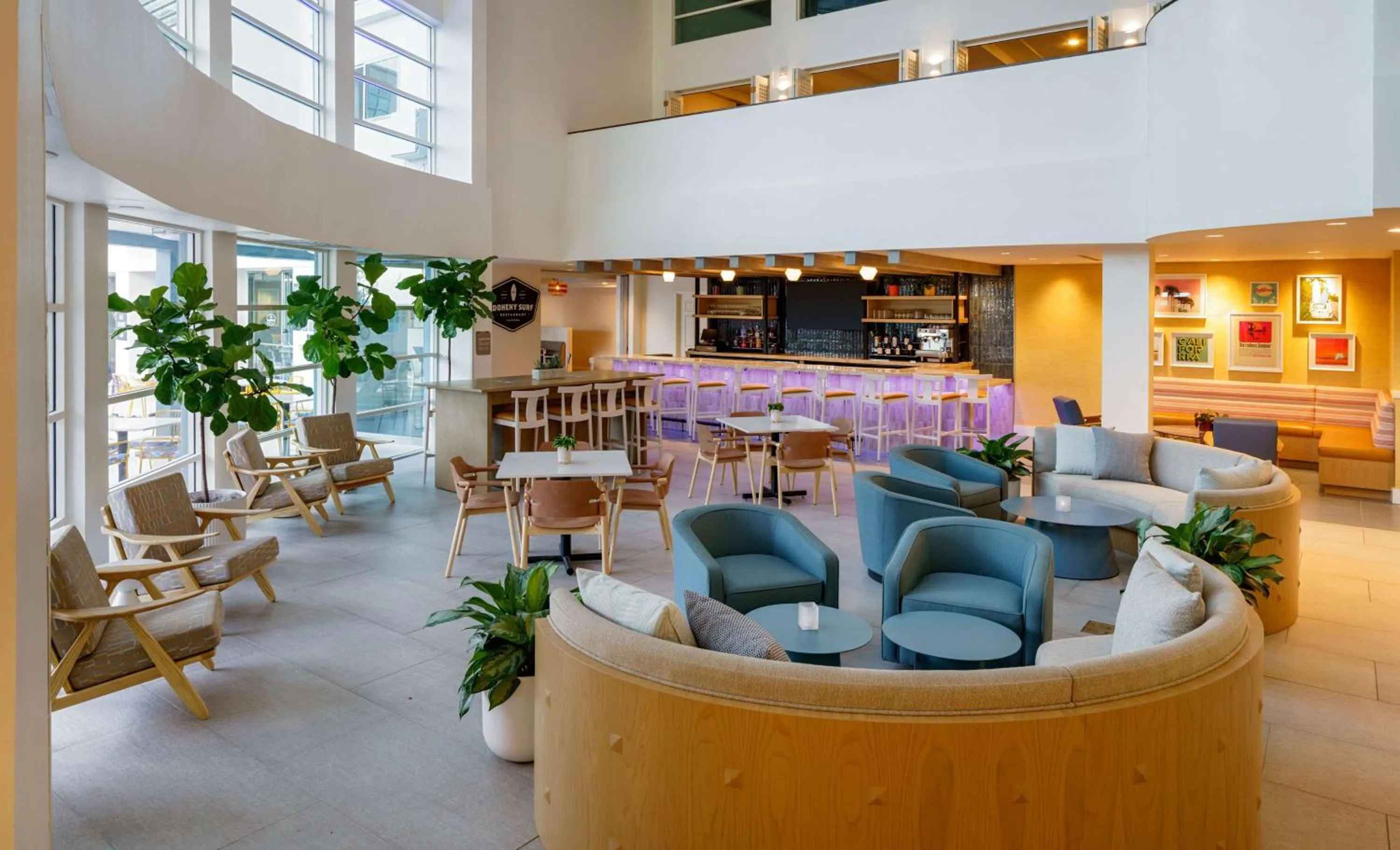 Lounge or bar in DoubleTree Suites by Hilton Doheny Beach