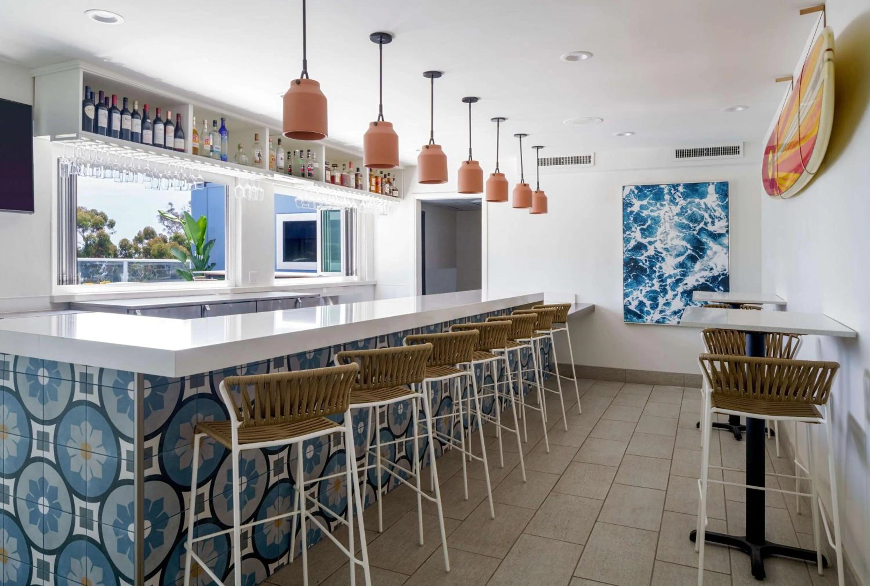 Lounge or bar in DoubleTree Suites by Hilton Doheny Beach