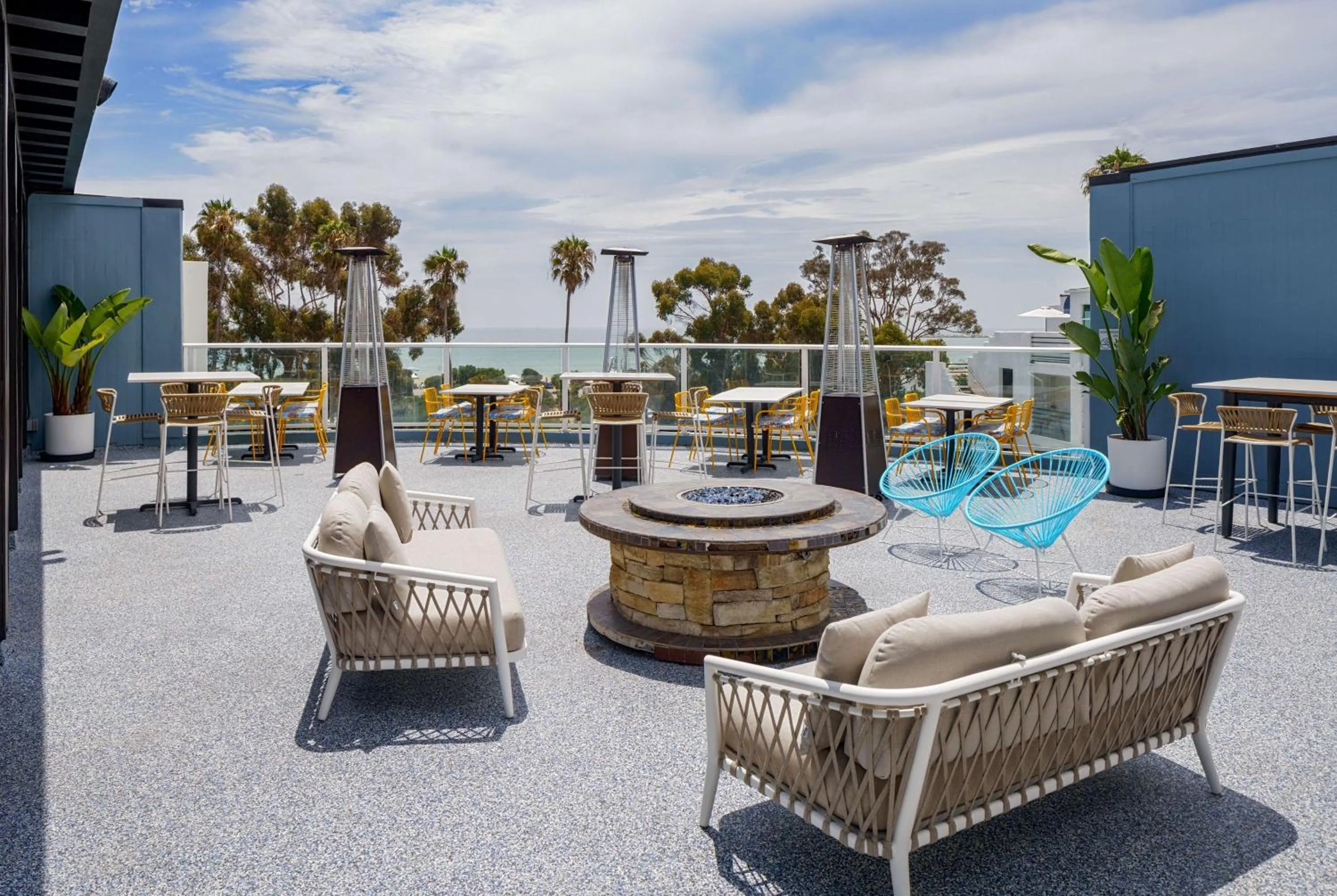Lounge or bar in DoubleTree Suites by Hilton Doheny Beach