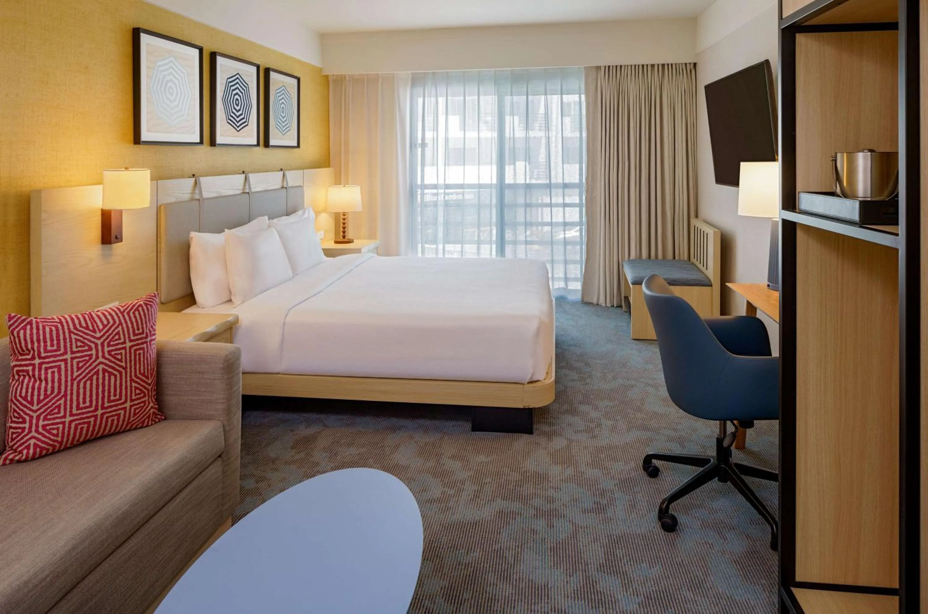 Living room, Bed in DoubleTree Suites by Hilton Doheny Beach