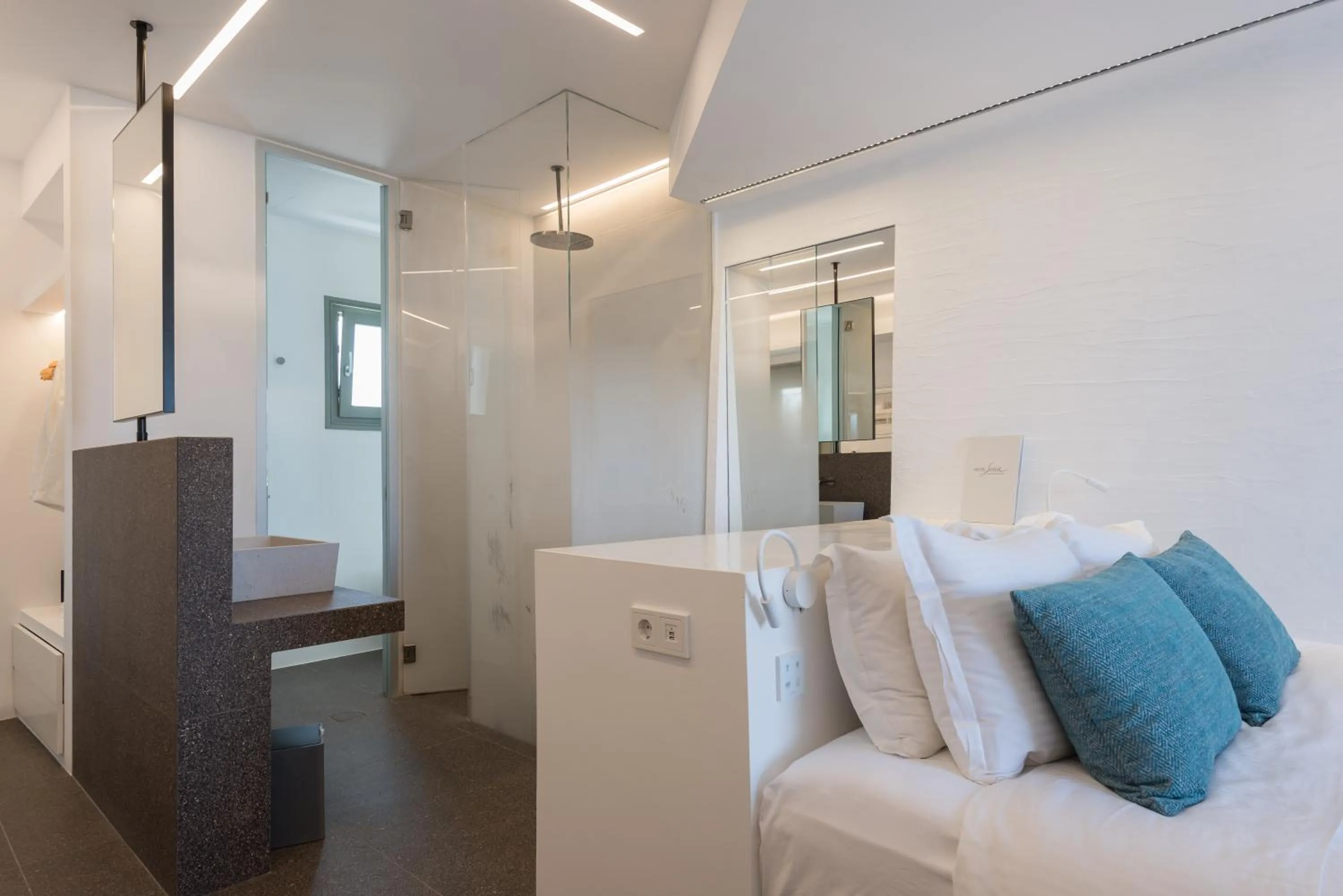 Bathroom, Bed in Hotel Senia