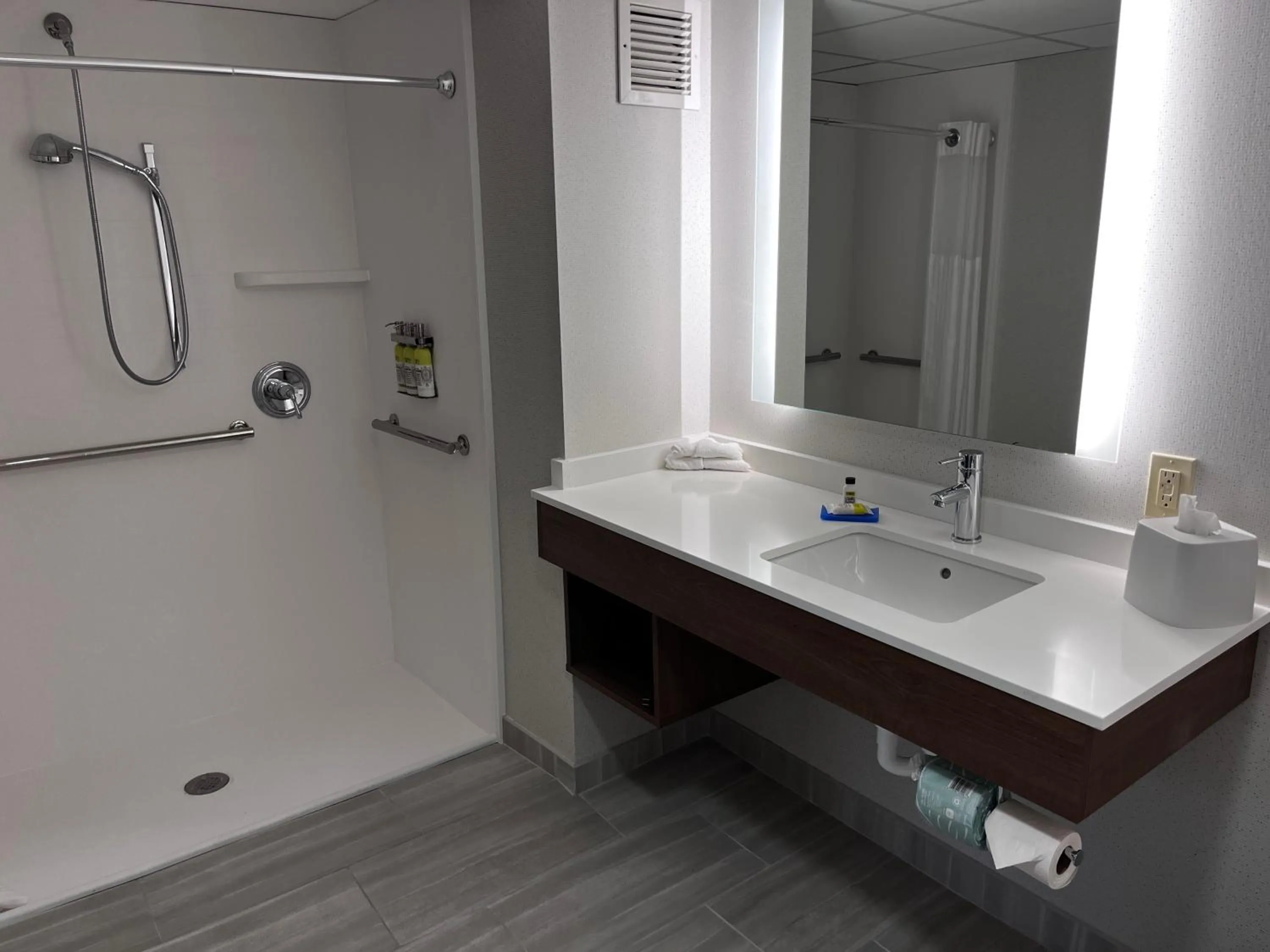 Shower in Holiday Inn Express & Suites Williamsport by IHG