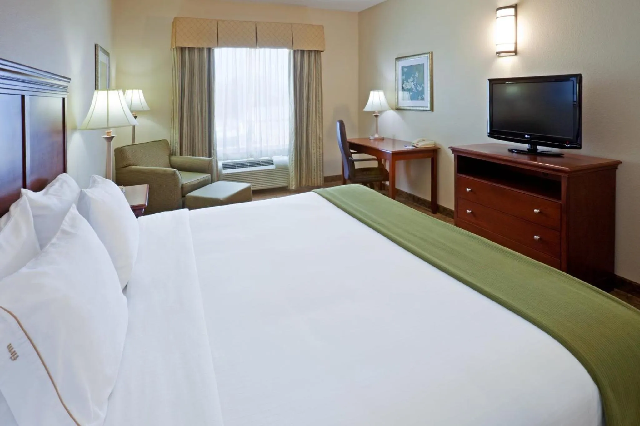 Photo of the whole room, Bed in Holiday Inn Express Hotel & Suites Cedar Hill by IHG