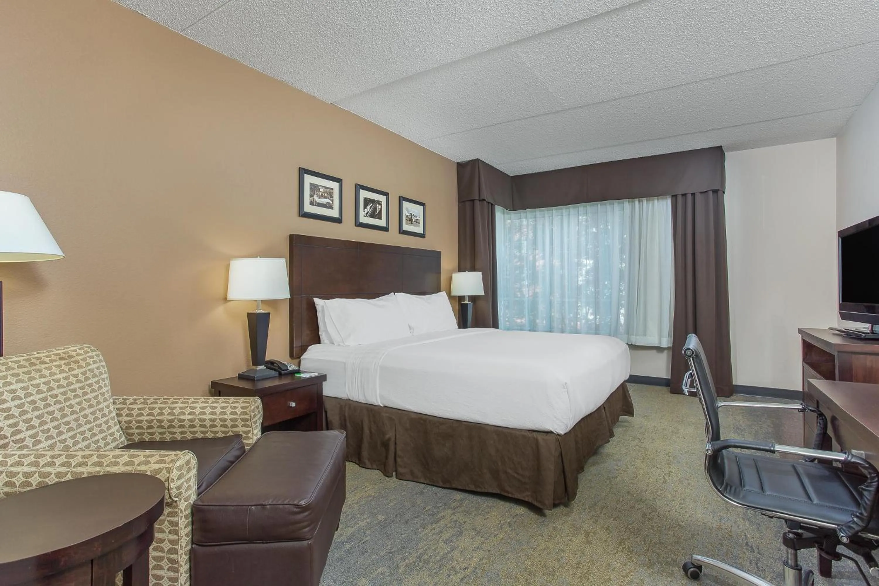Bed in Holiday Inn Louisville Airport - Fair/Expo by IHG