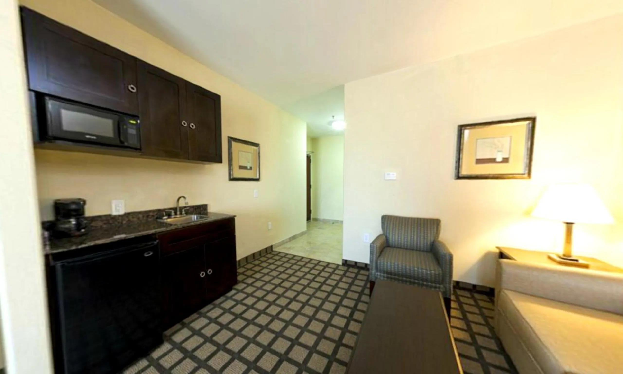 Kitchen or kitchenette in Holiday Inn Express & Suites Atlanta Southwest-Fairburn