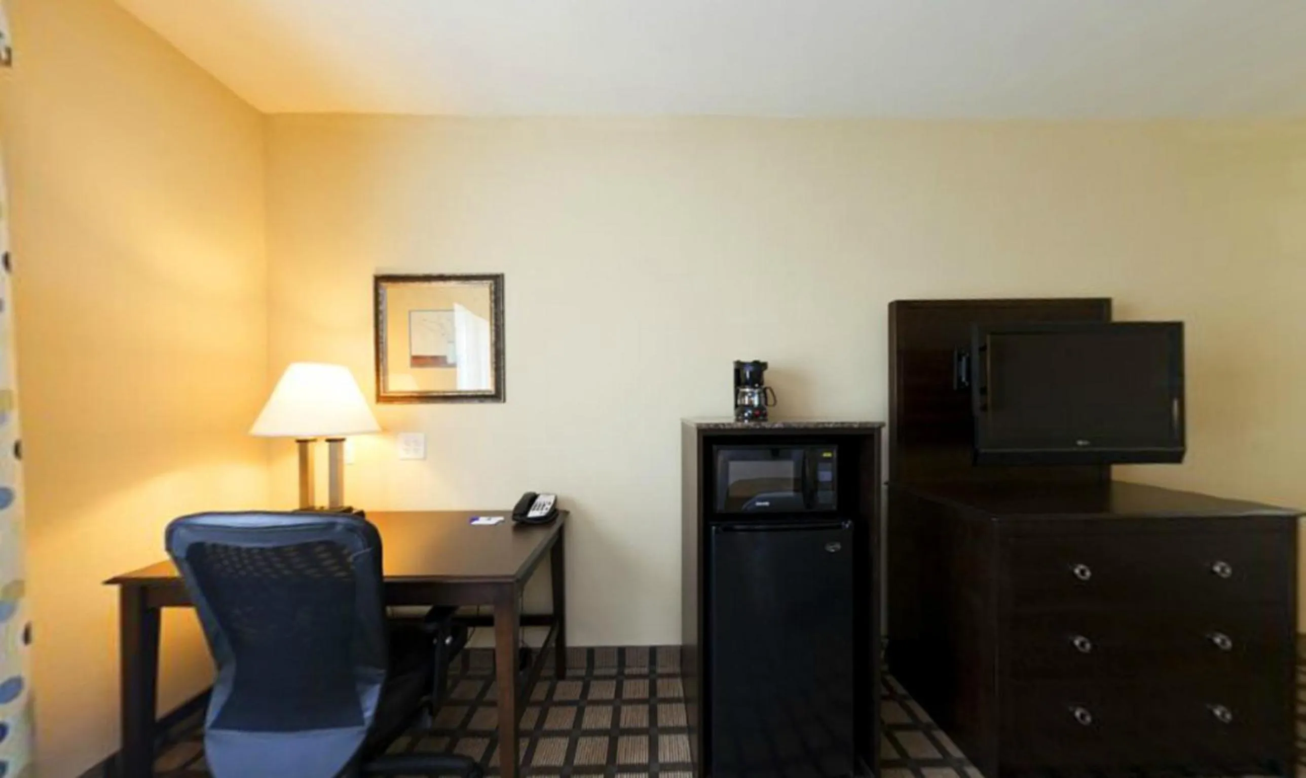 TV and multimedia in Holiday Inn Express & Suites Atlanta Southwest-Fairburn