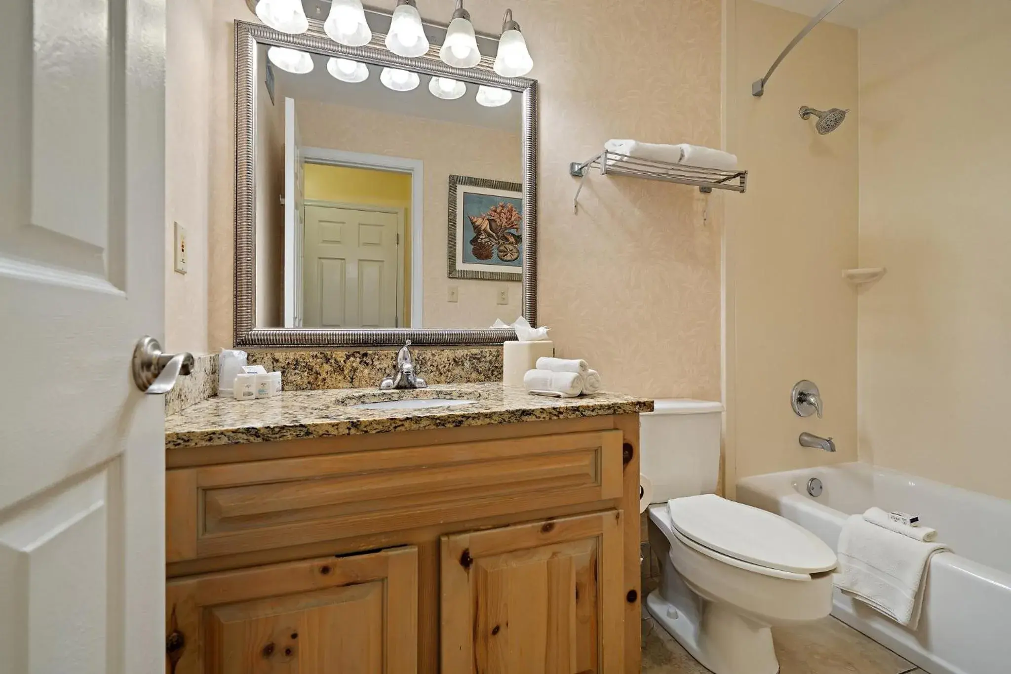 Standard Queen Room with Two Queen Beds and Courtyard View in Holiday Inn & Suites Clearwater Beach S-Harbourside Standard Queen Room with Two Queen Beds and Courtyard View in Holiday Inn & Suites Clearwater Beach S-Harbourside