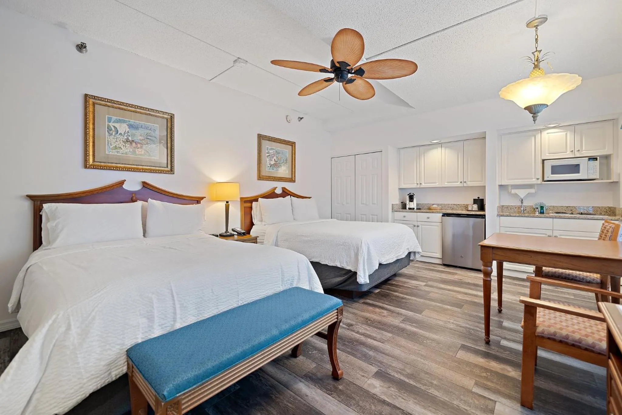 Photo of the whole room, Bed in Holiday Inn & Suites Clearwater Beach S-Harbourside