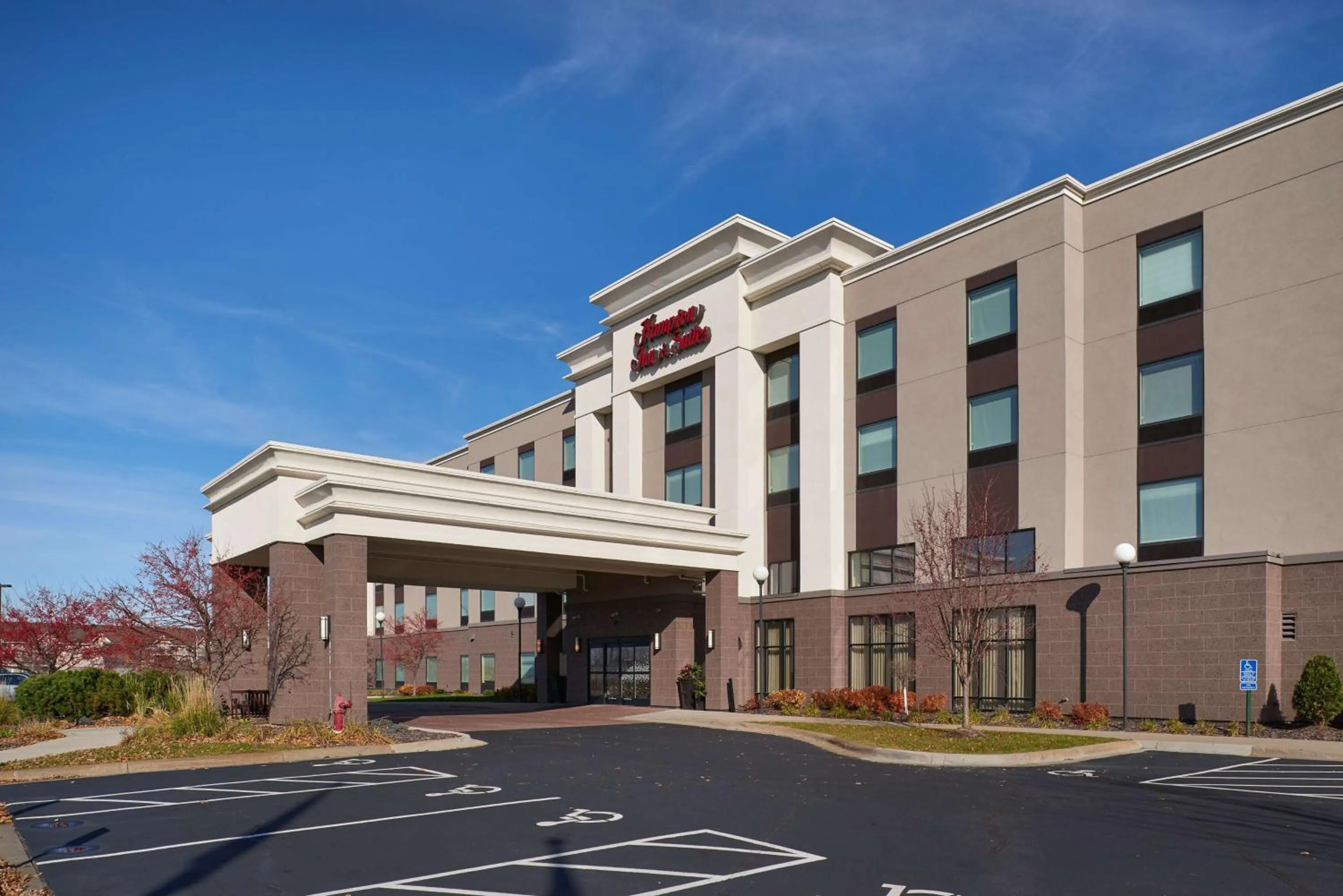 Property building in Hampton Inn & Suites Rogers