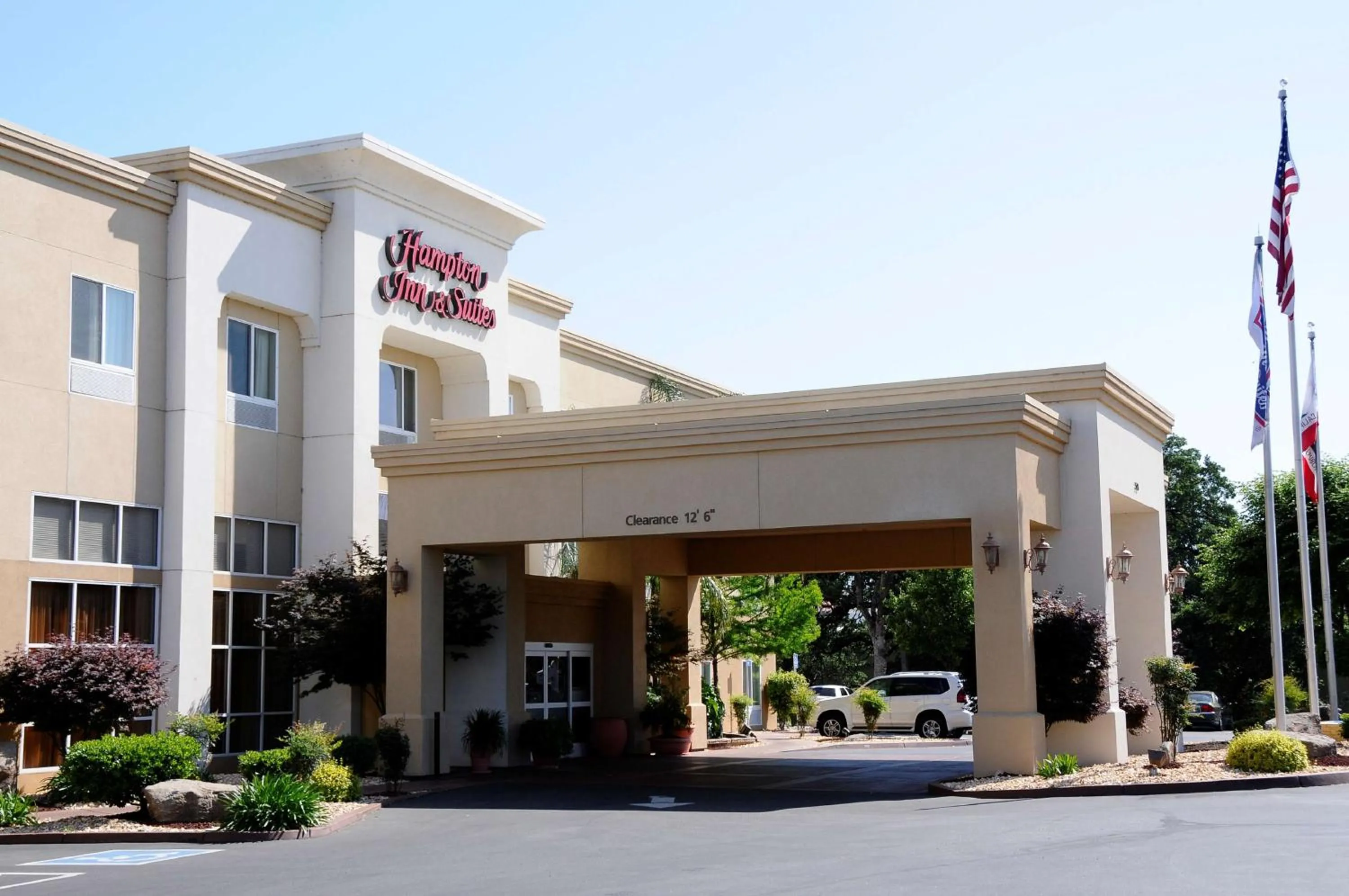 Property building in Hampton Inn & Suites Red Bluff