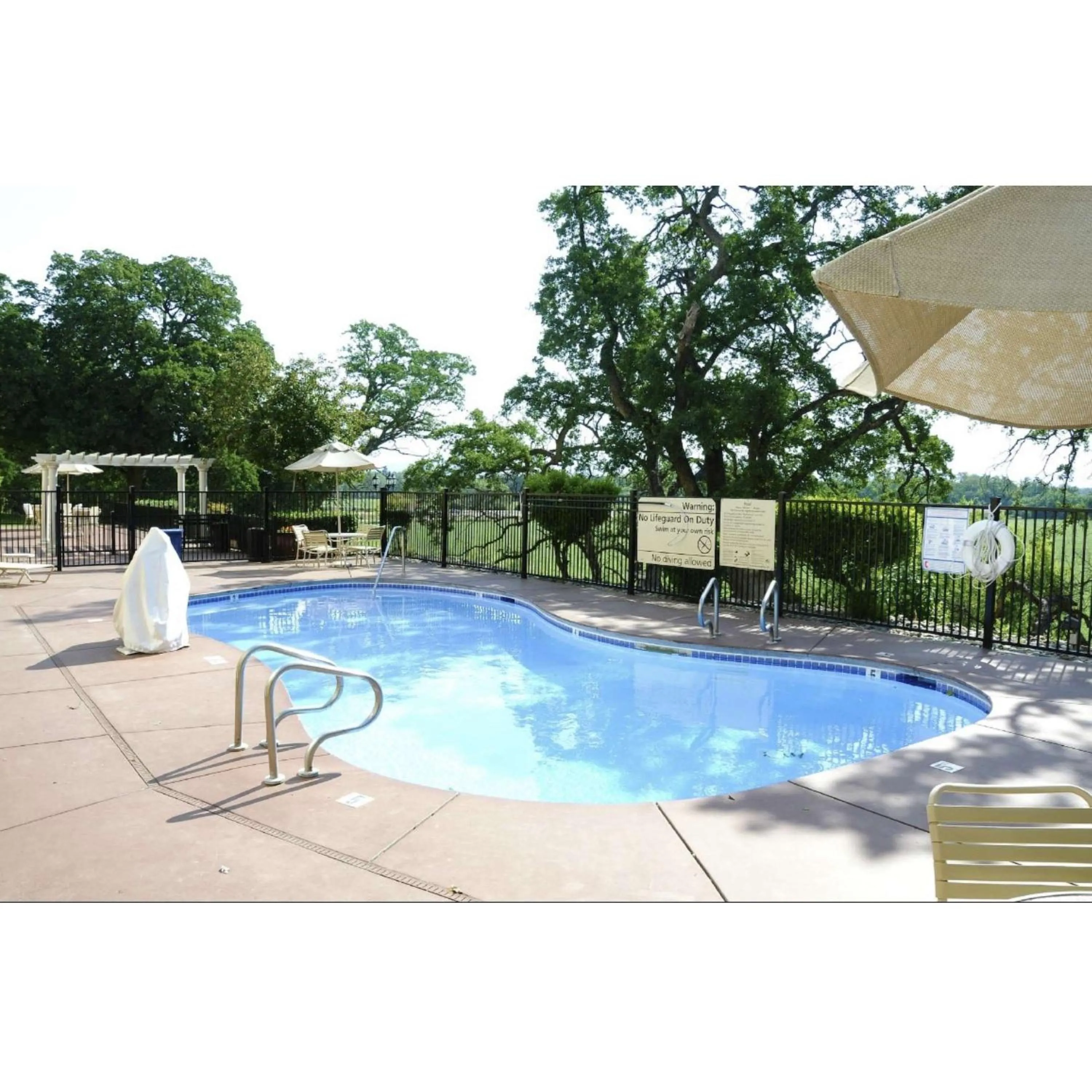 Pool view in Hampton Inn & Suites Red Bluff