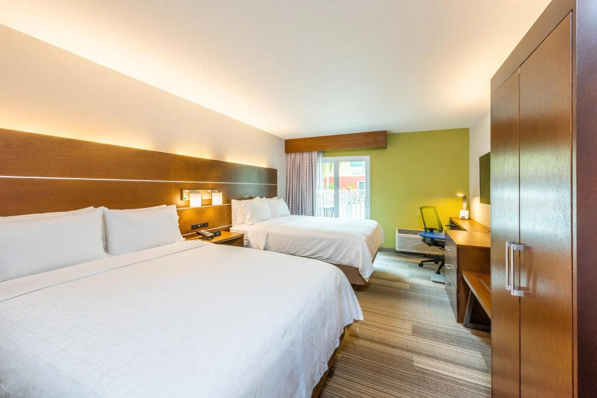 Photo of the whole room, Bed in Holiday Inn Express Hotel & Suites Bradenton West by IHG