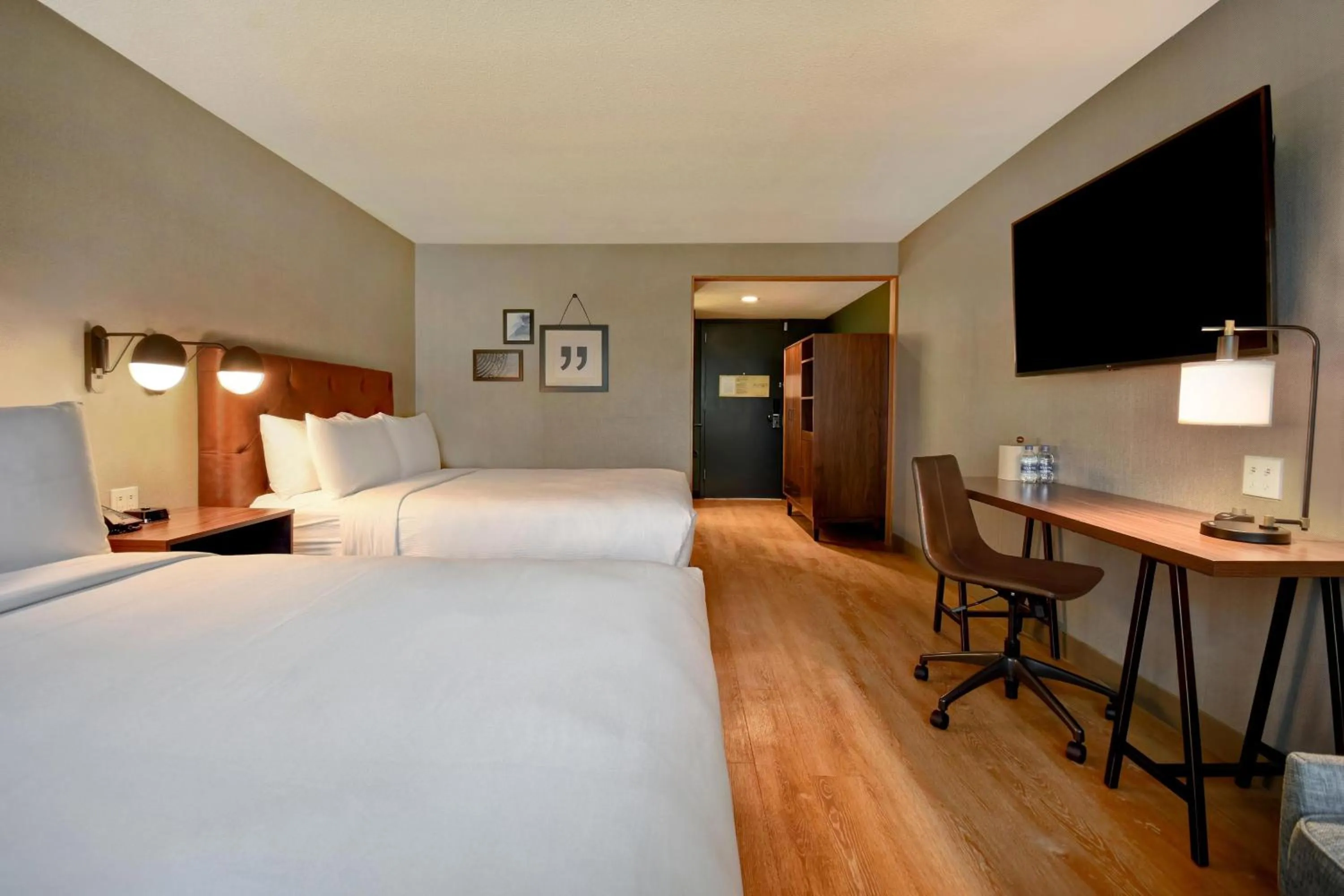 Photo of the whole room, Bed in Four Points by Sheraton Boston Newton