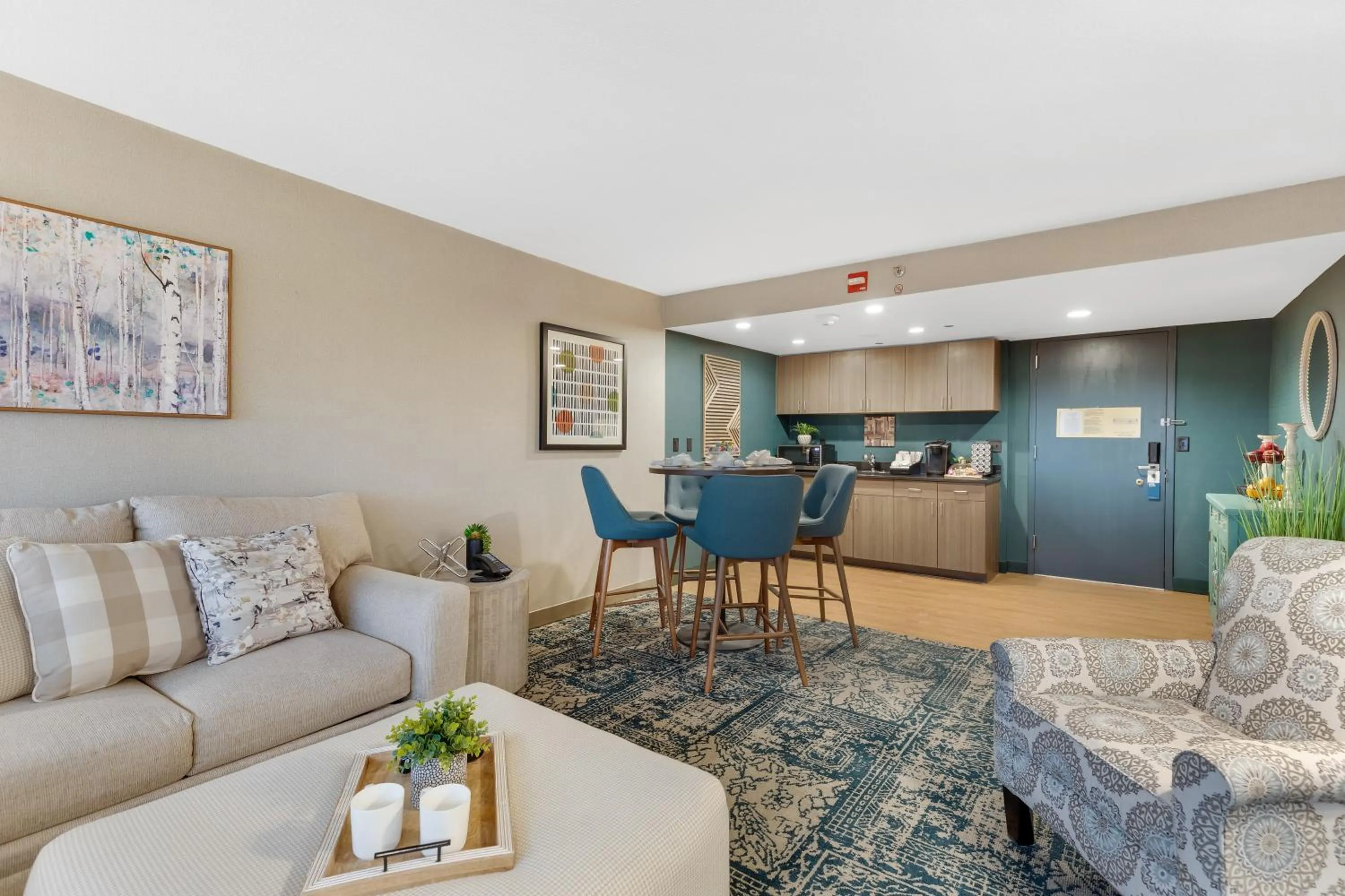 Living room in Four Points by Sheraton Boston Newton