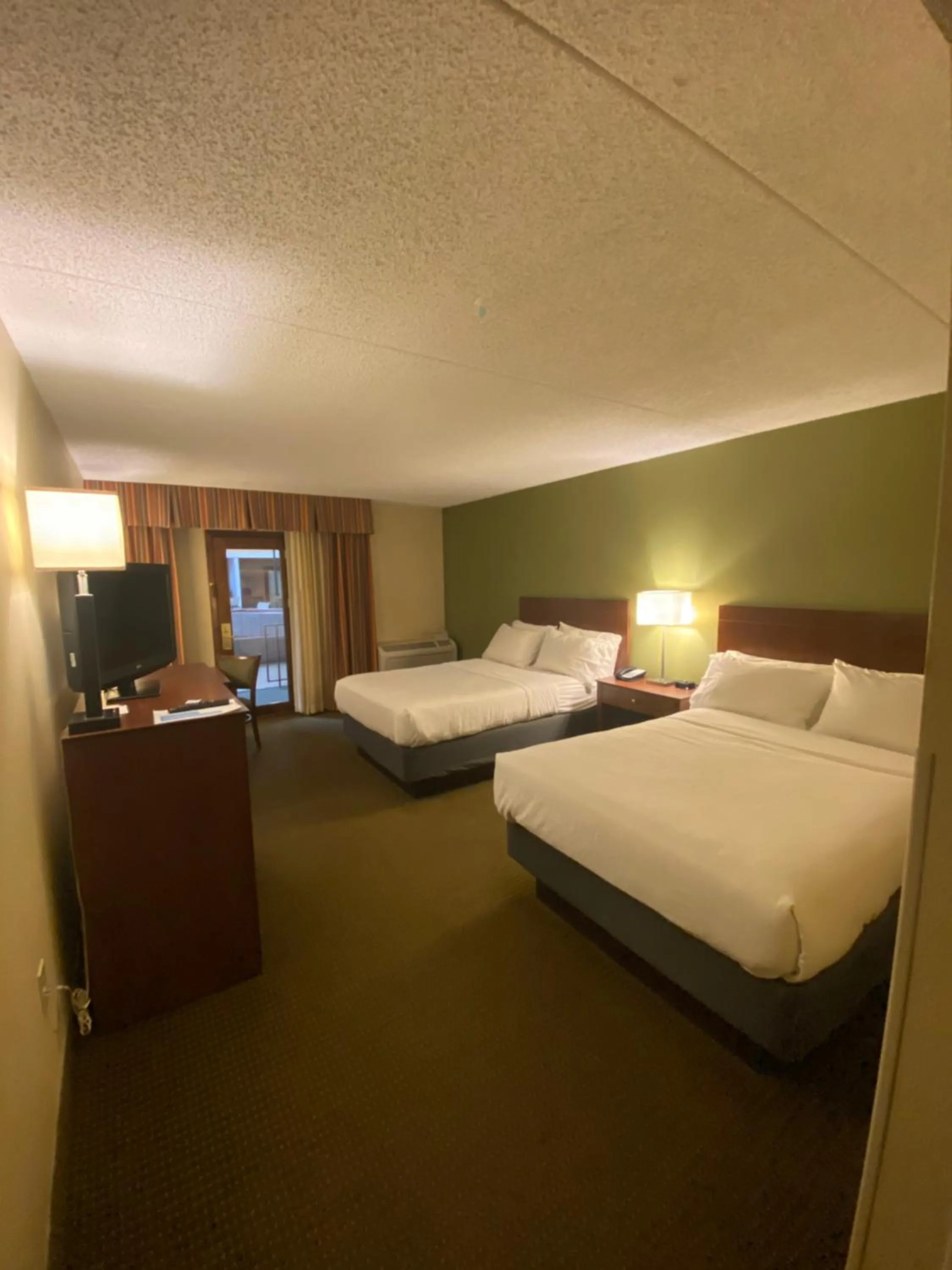 Pool view, Bed in DoubleTree by Hilton Austin, MN