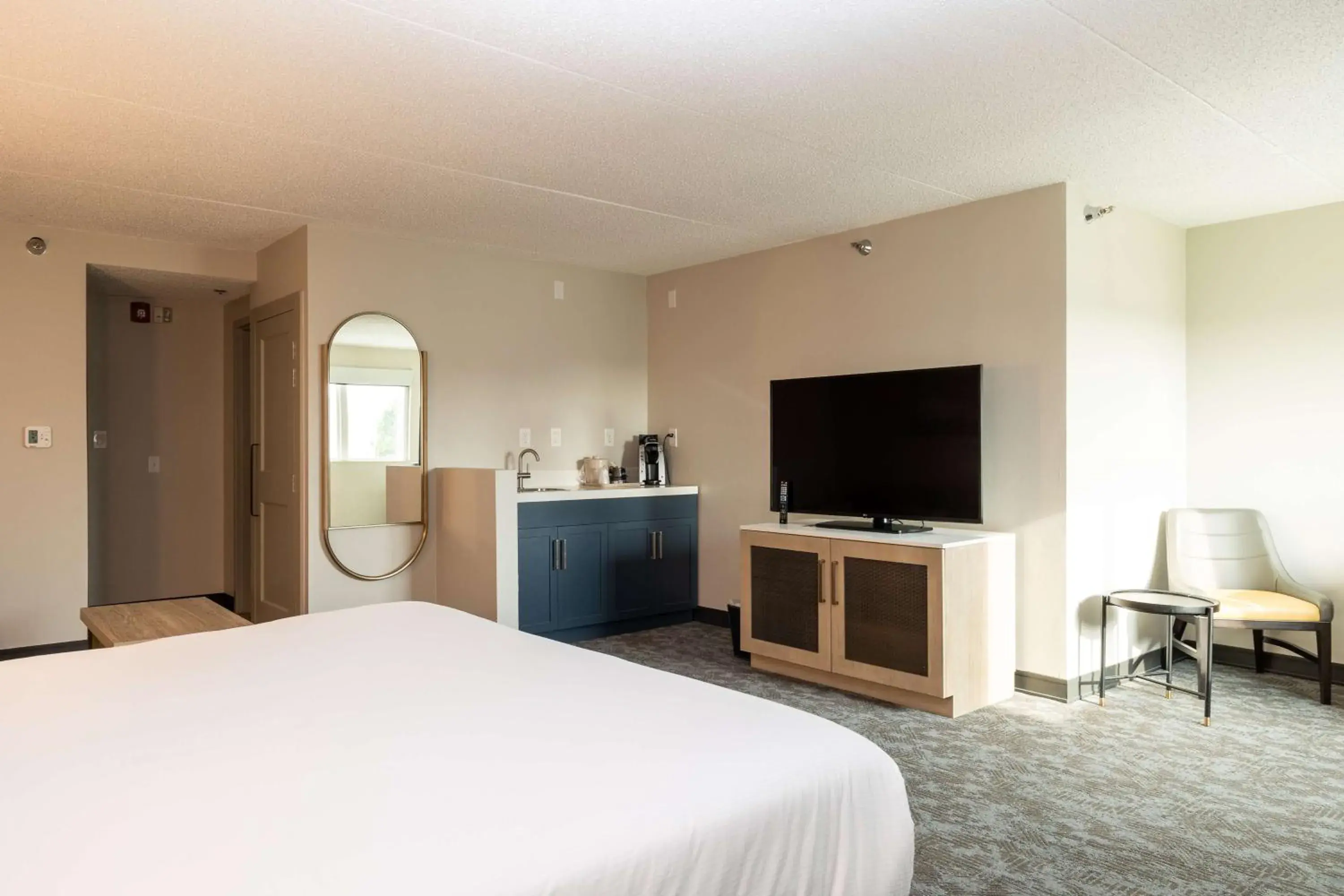 Junior King Suite with Seating Area in Holiday Inn Austin Conference Center, an IHG Hotel Junior King Suite with Seating Area in Holiday Inn Austin Conference Center, an IHG Hotel