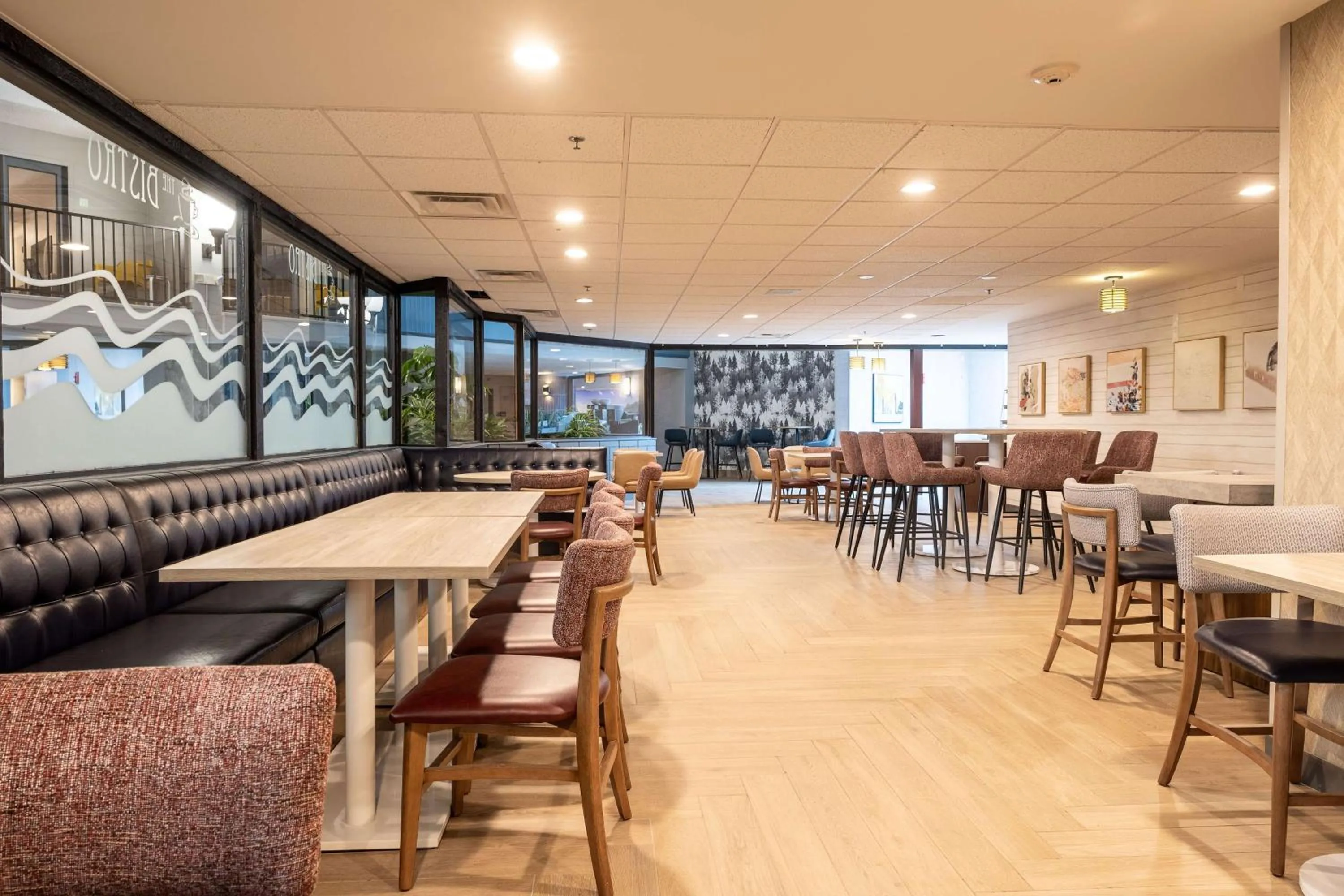 Restaurant/places to eat in DoubleTree by Hilton Austin, MN